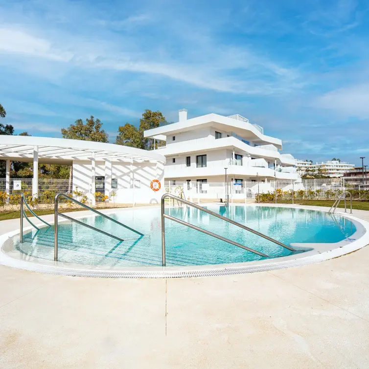 Продажа апартаментов на среднем этаже в Estepona