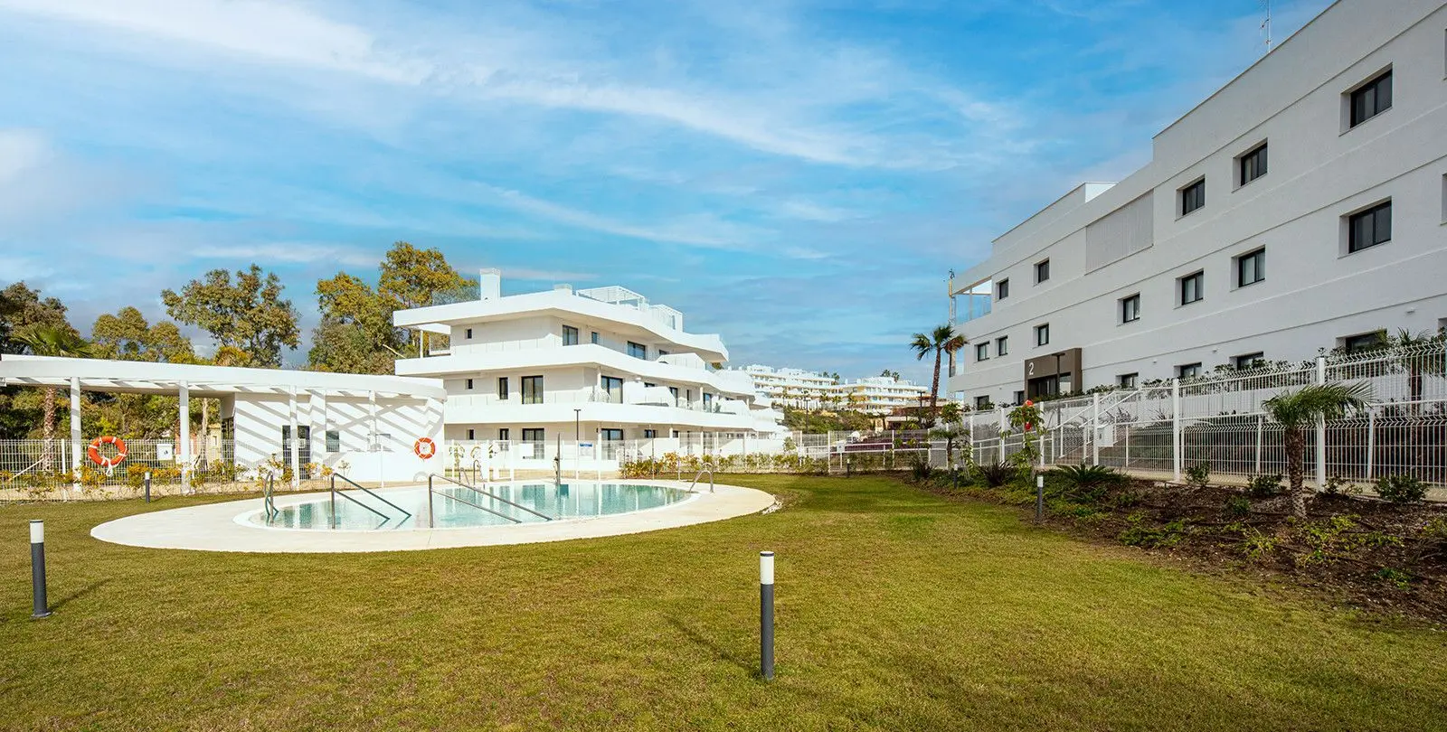 Venta de apartamento en planta media en Estepona 2