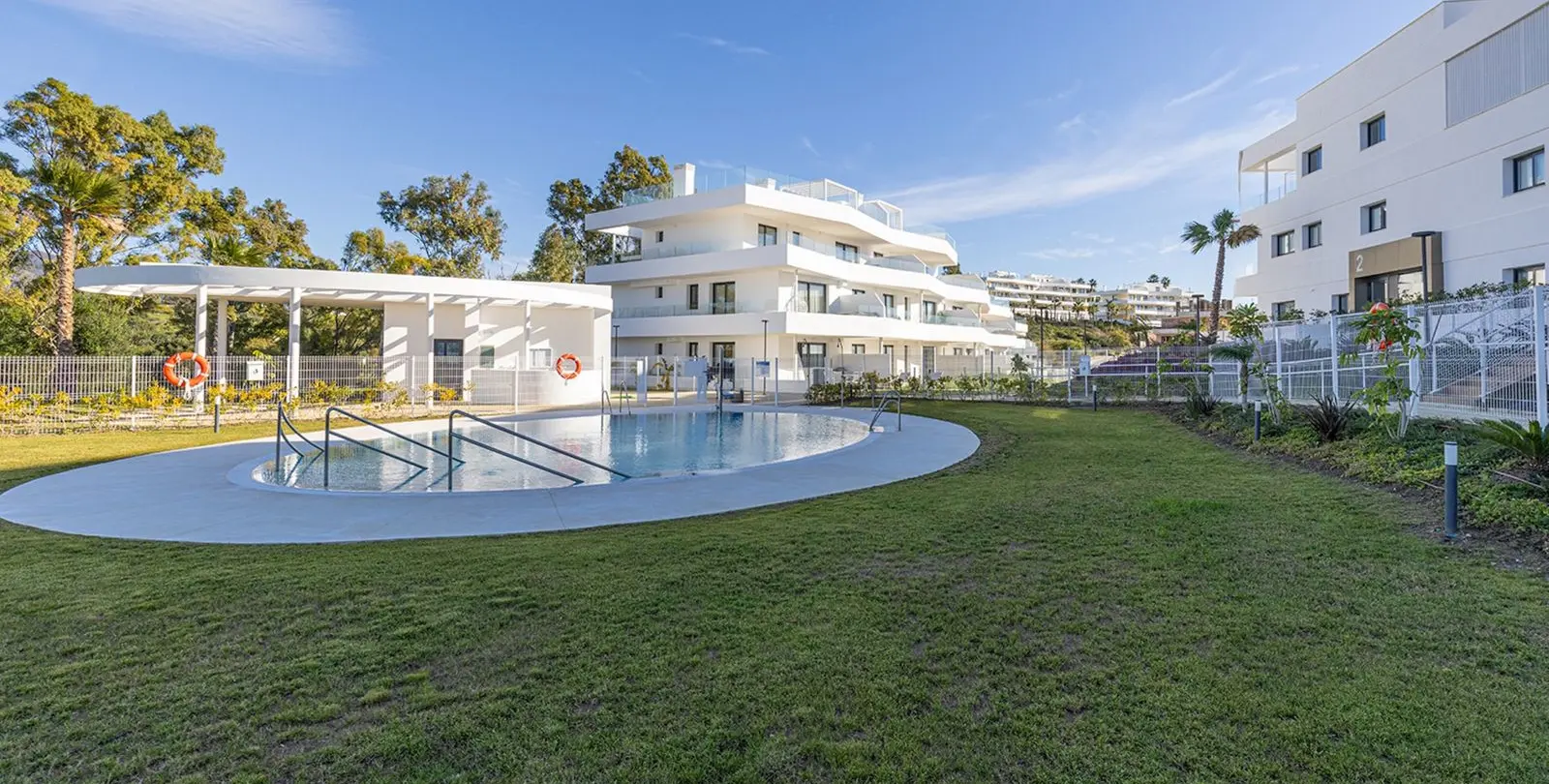 Venta de apartamento en planta media en Estepona 4