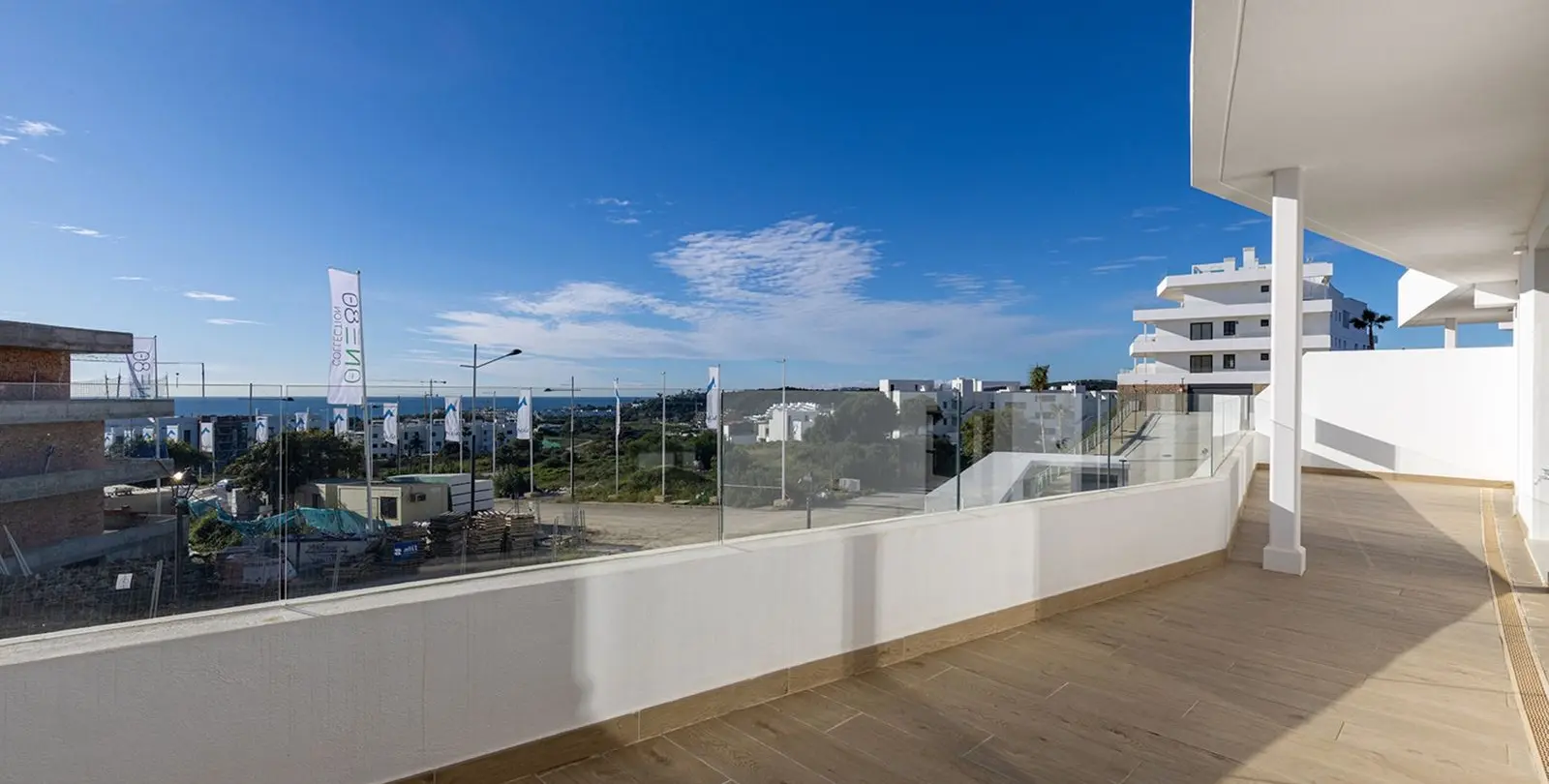 Venta de apartamento en planta media en Estepona 5