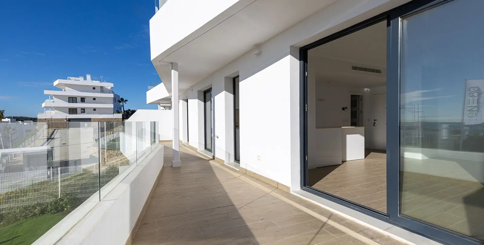 Venta de apartamento en planta media en Estepona 7