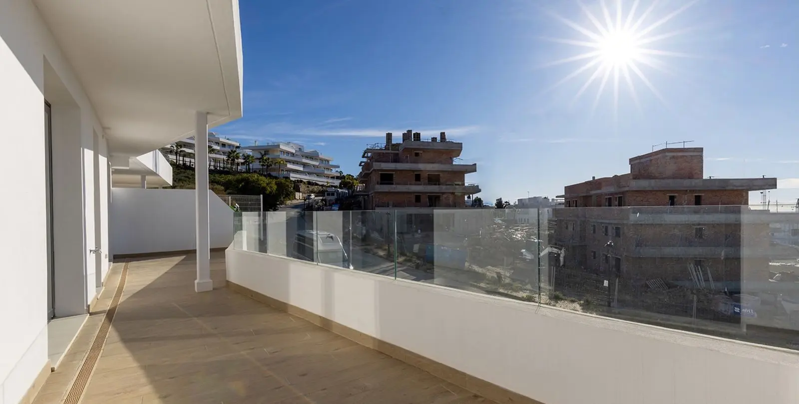 Venta de apartamento en planta media en Estepona 10