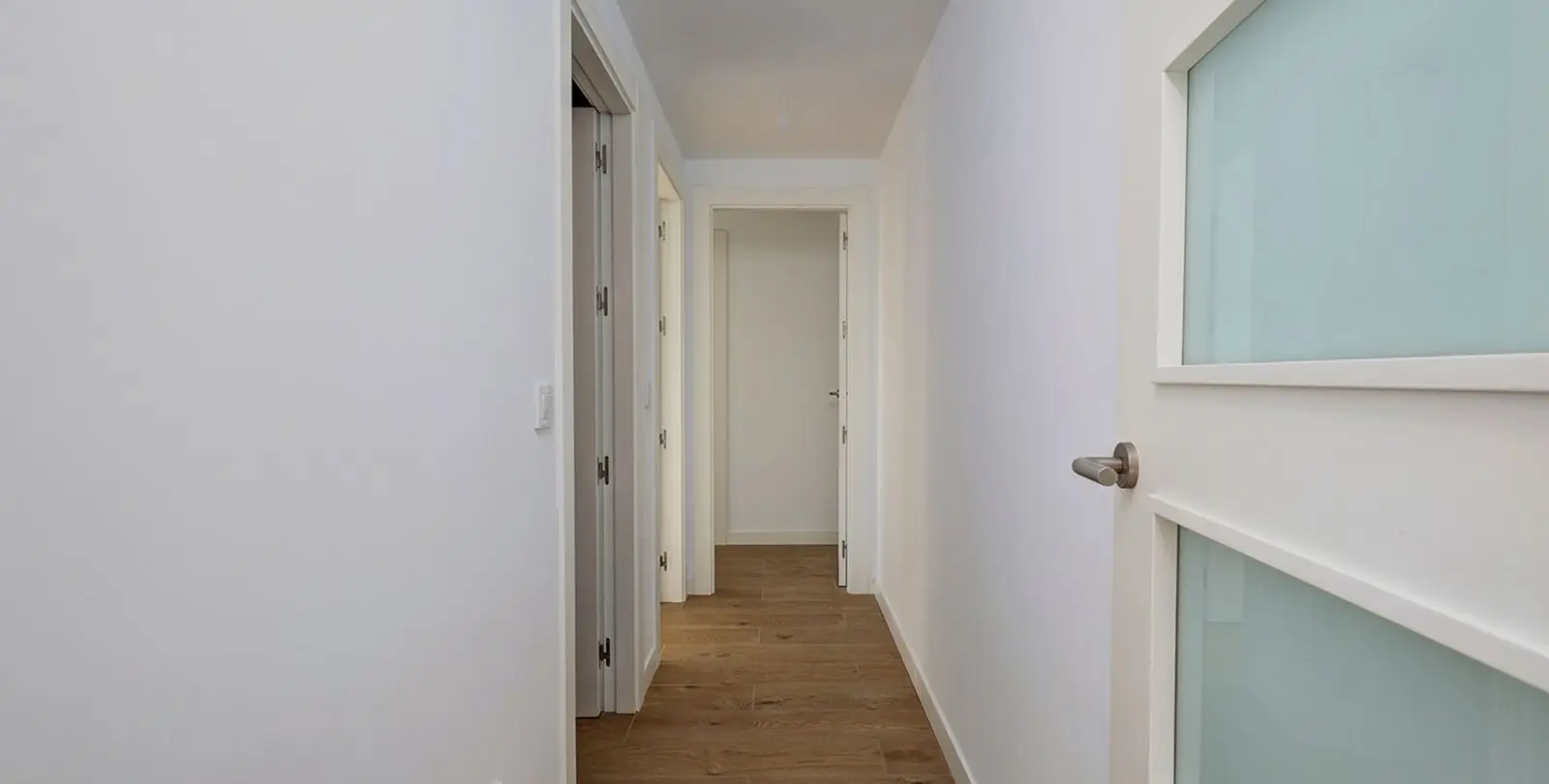 Venta de apartamento en planta media en Estepona 11
