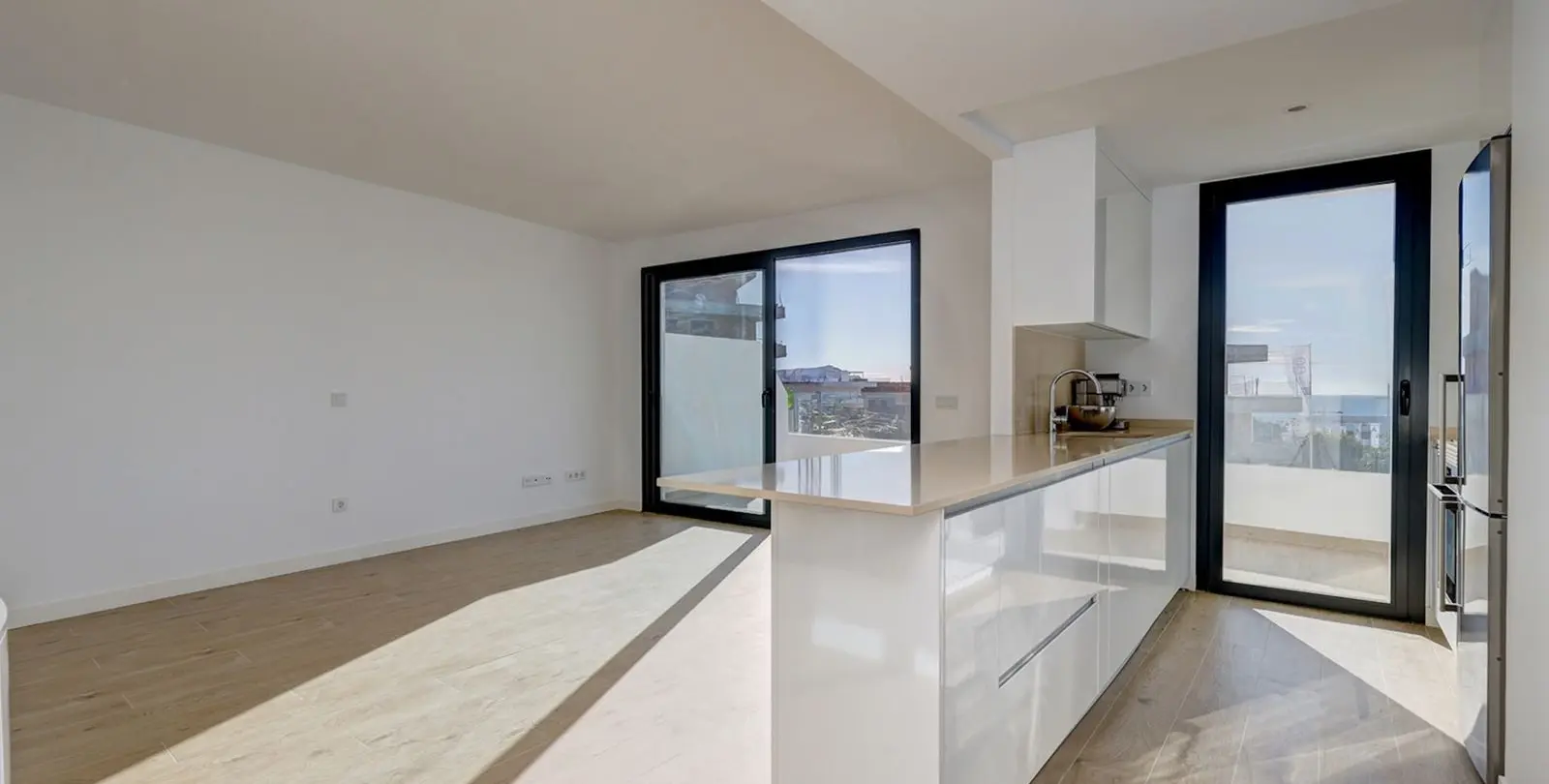 Venta de apartamento en planta media en Estepona 13