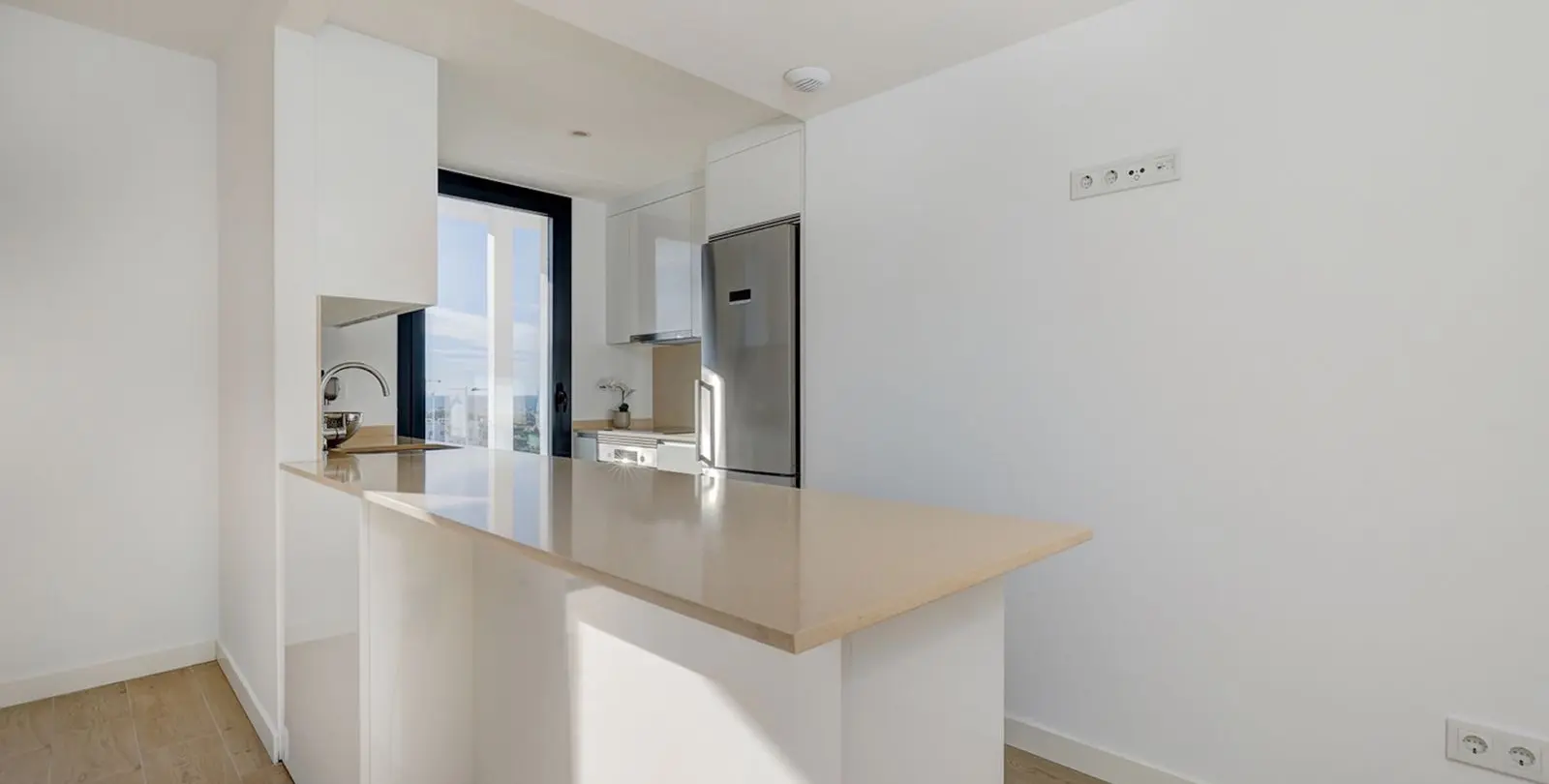 Venta de apartamento en planta media en Estepona 14