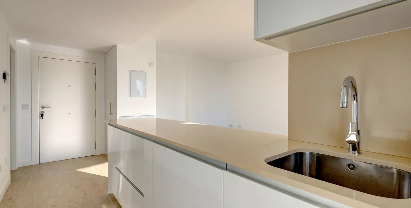Venta de apartamento en planta media en Estepona 15