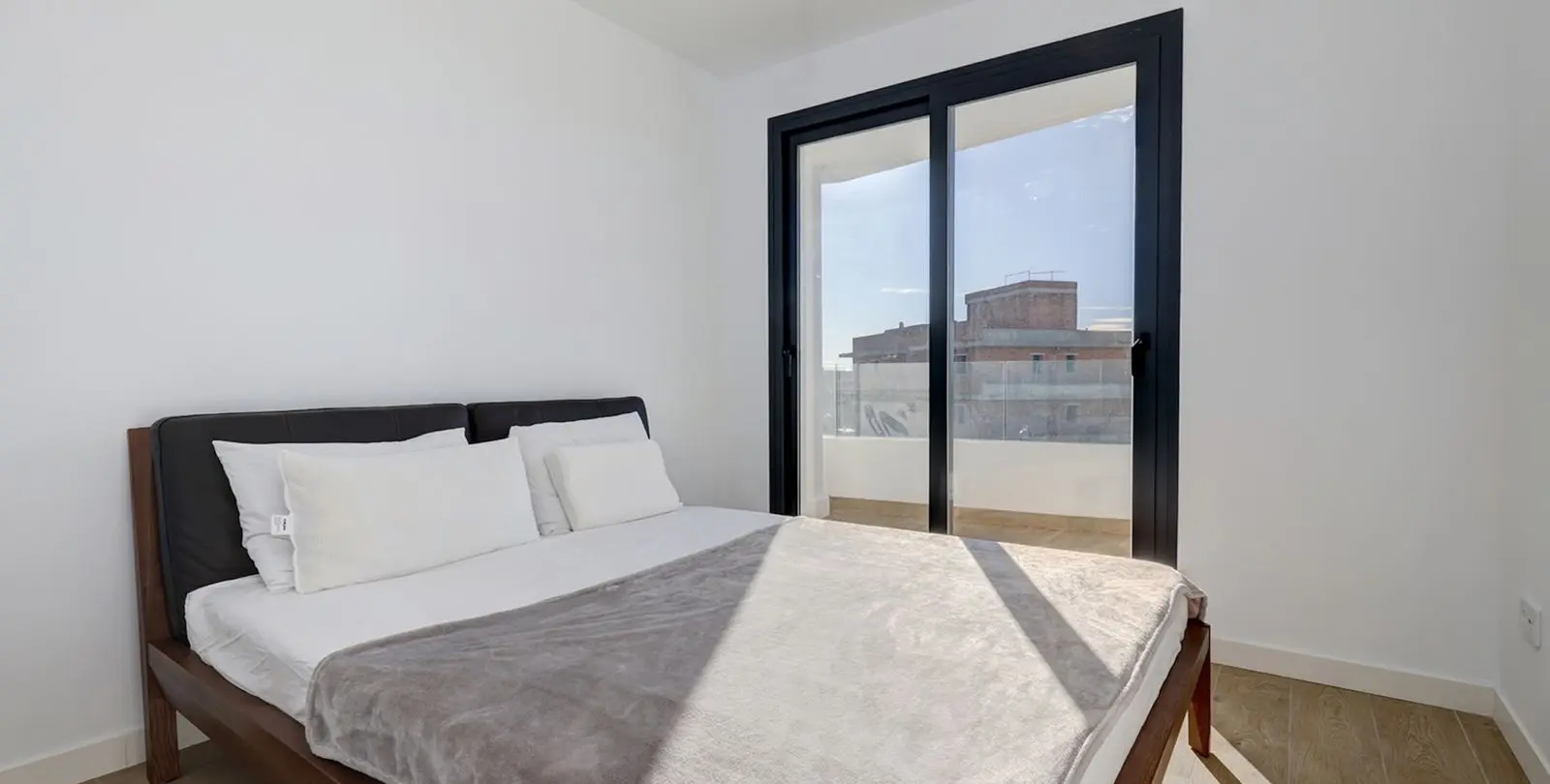 Venta de apartamento en planta media en Estepona 18