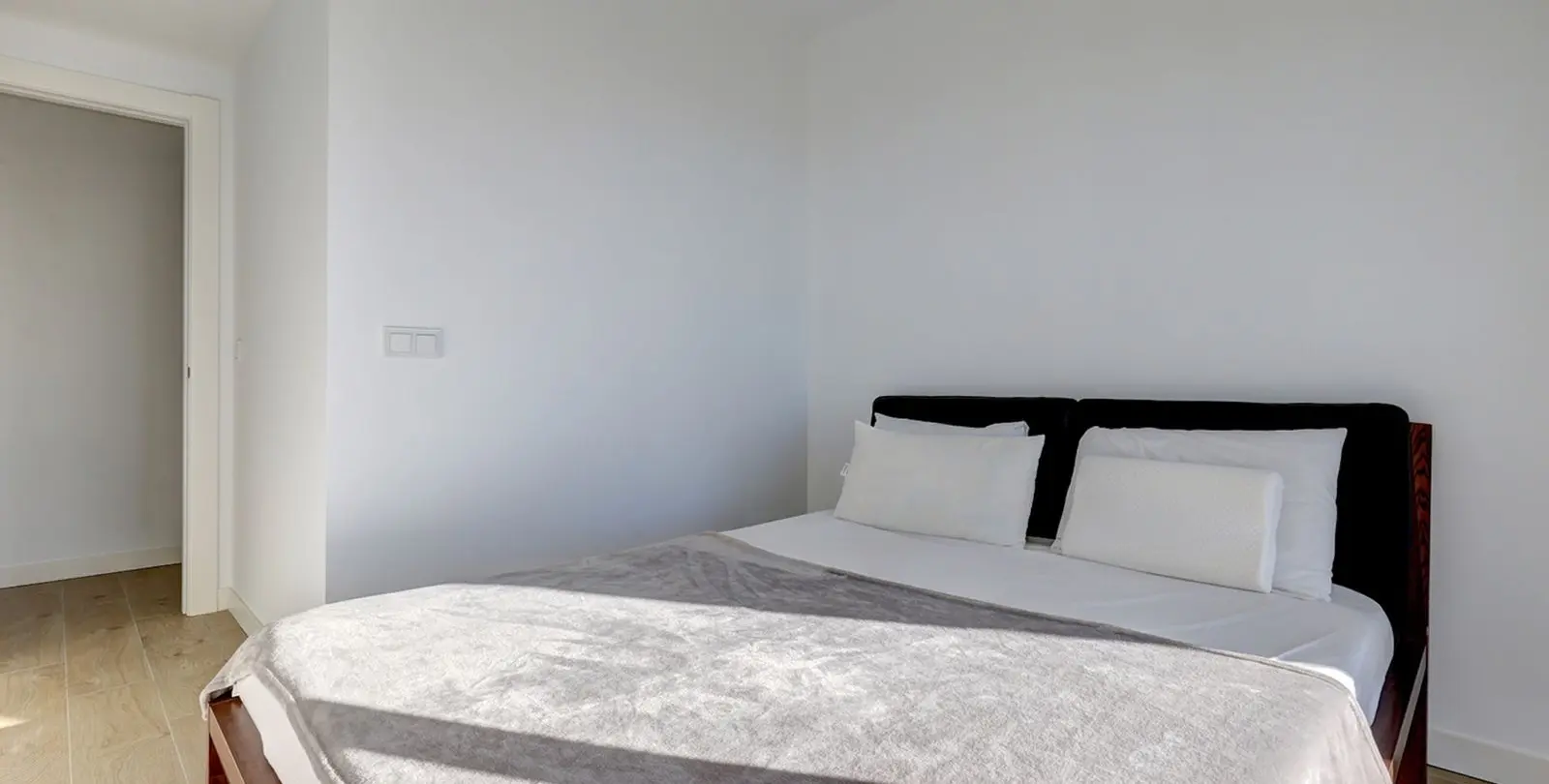 Venta de apartamento en planta media en Estepona 19