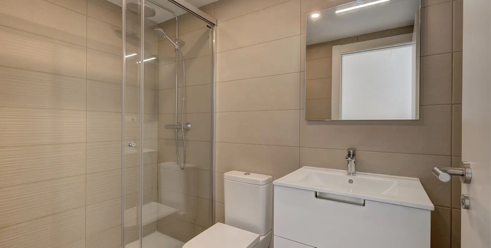 Venta de apartamento en planta media en Estepona 22
