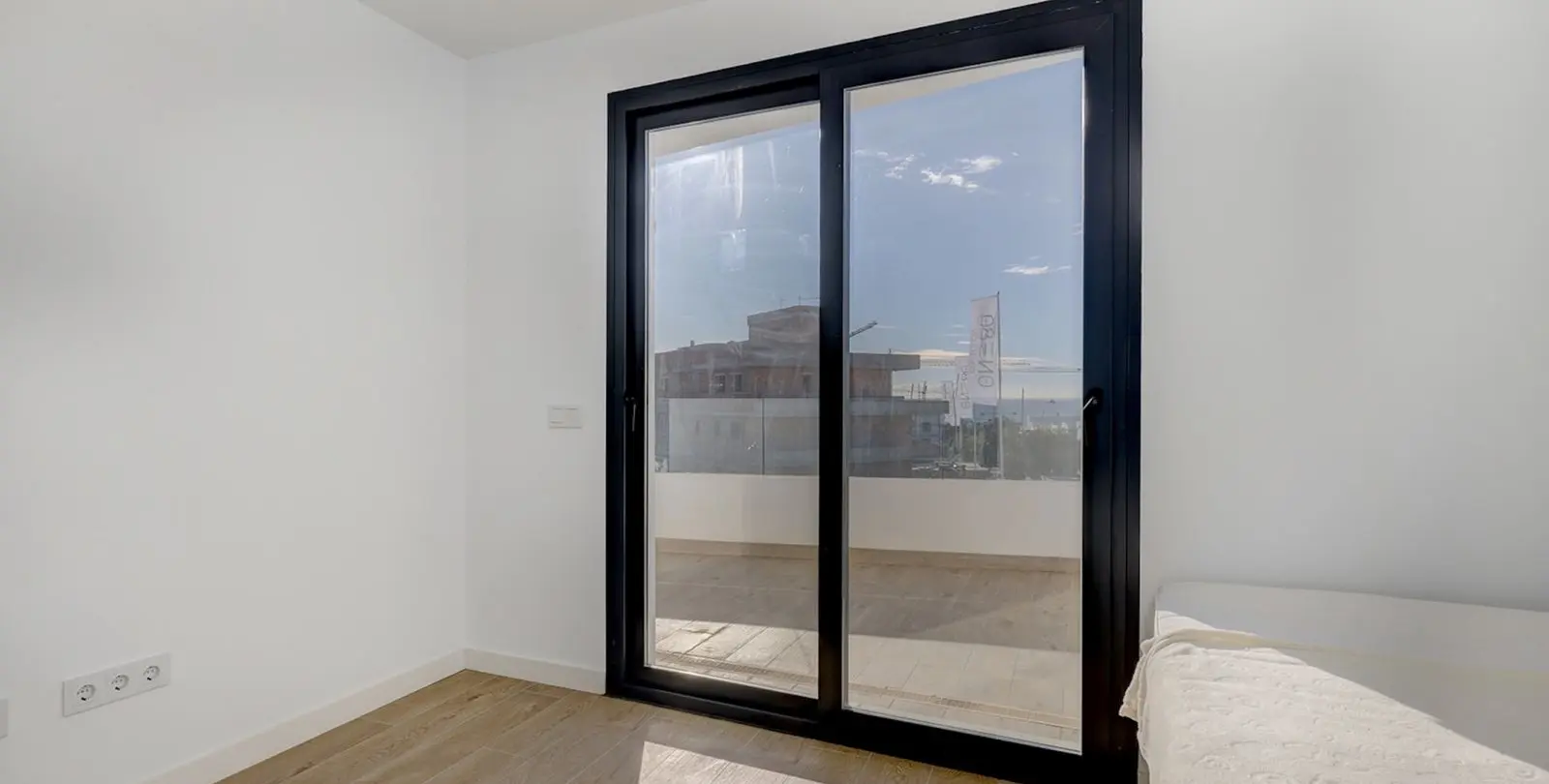 Venta de apartamento en planta media en Estepona 24
