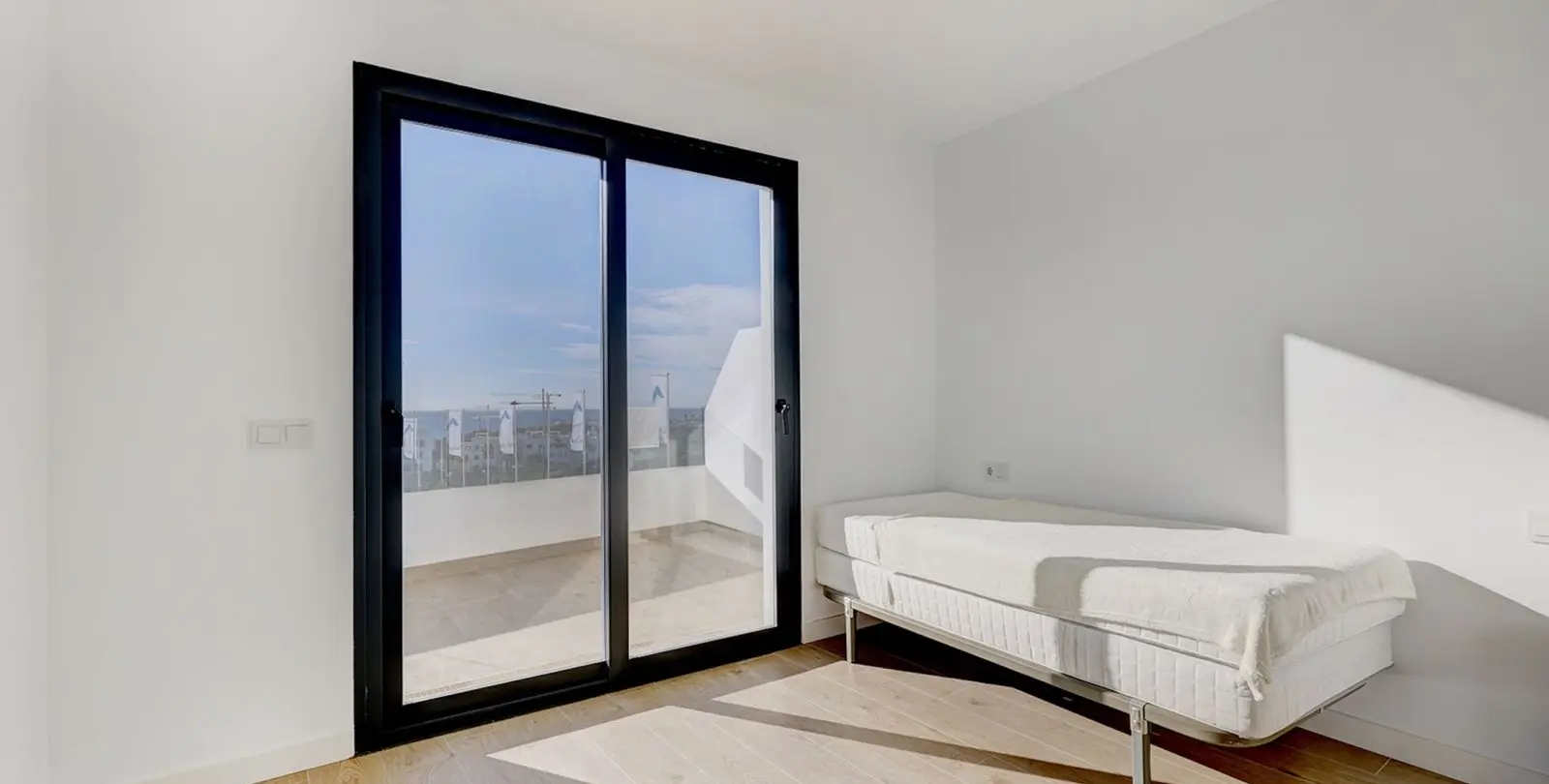 Venta de apartamento en planta media en Estepona 25
