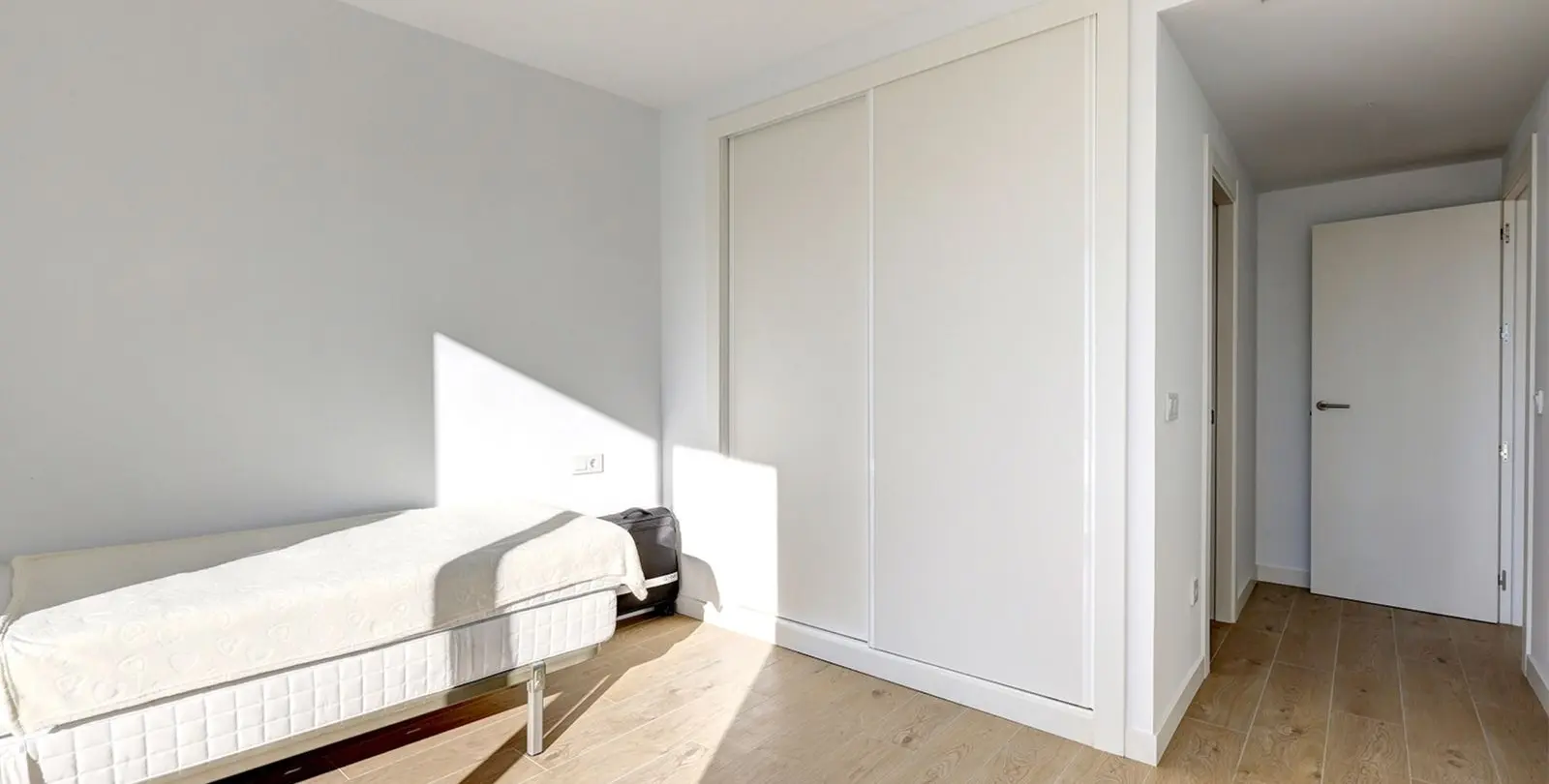 Venta de apartamento en planta media en Estepona 26