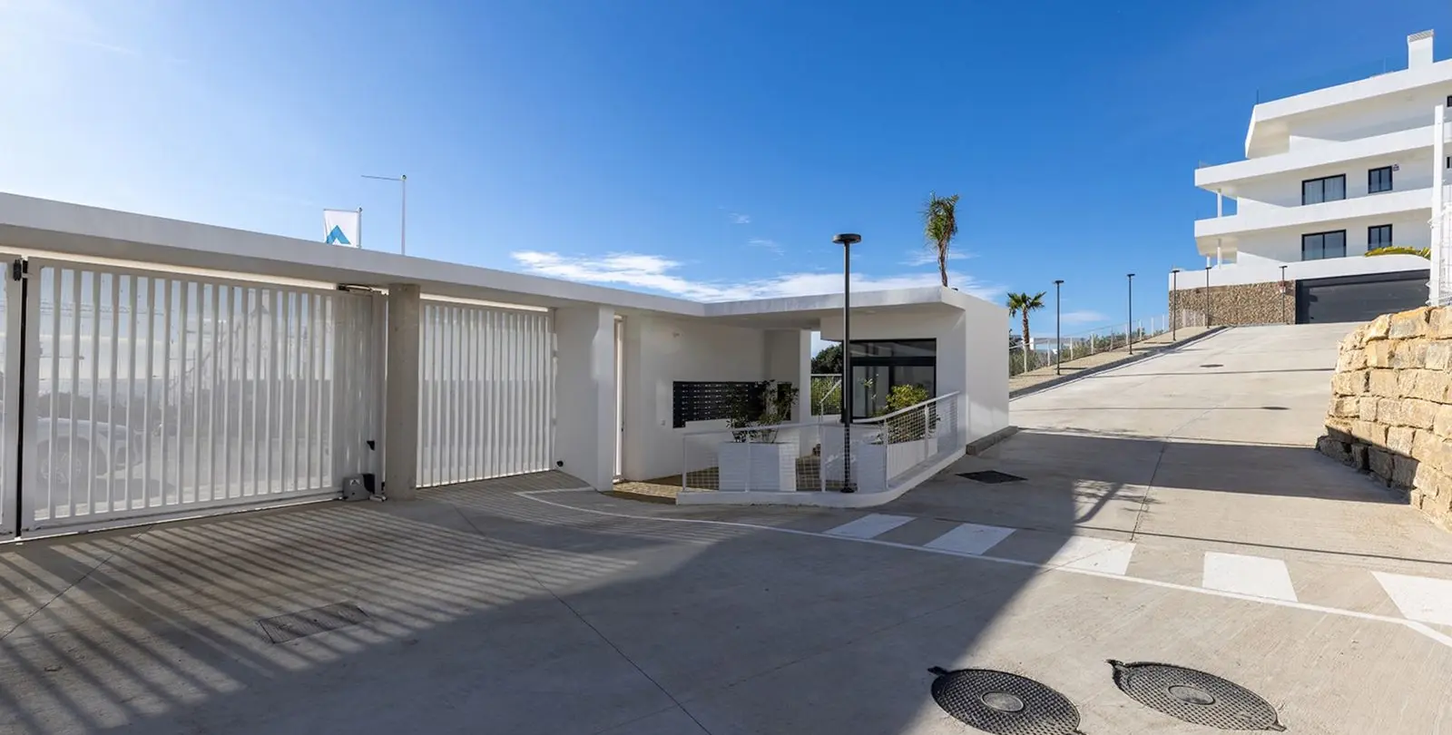 Venta de apartamento en planta media en Estepona 28