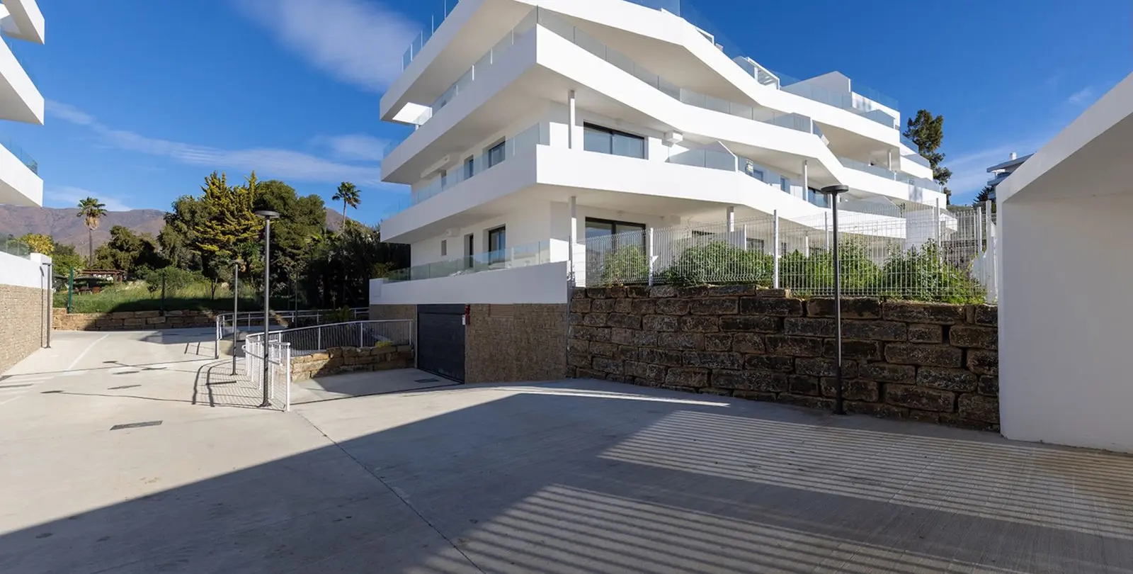 Venta de apartamento en planta media en Estepona 29