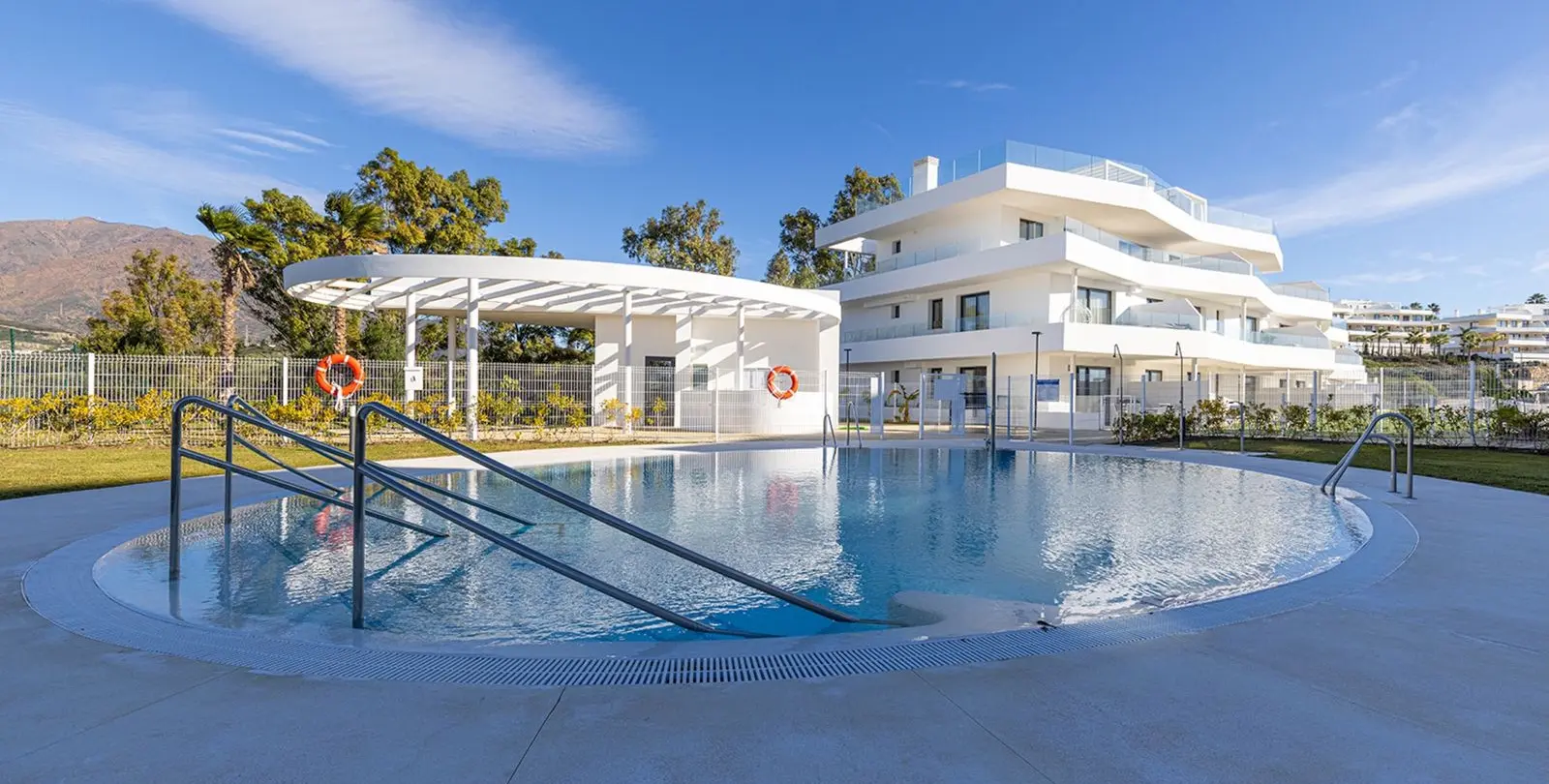 Venta de apartamento en planta media en Estepona 32