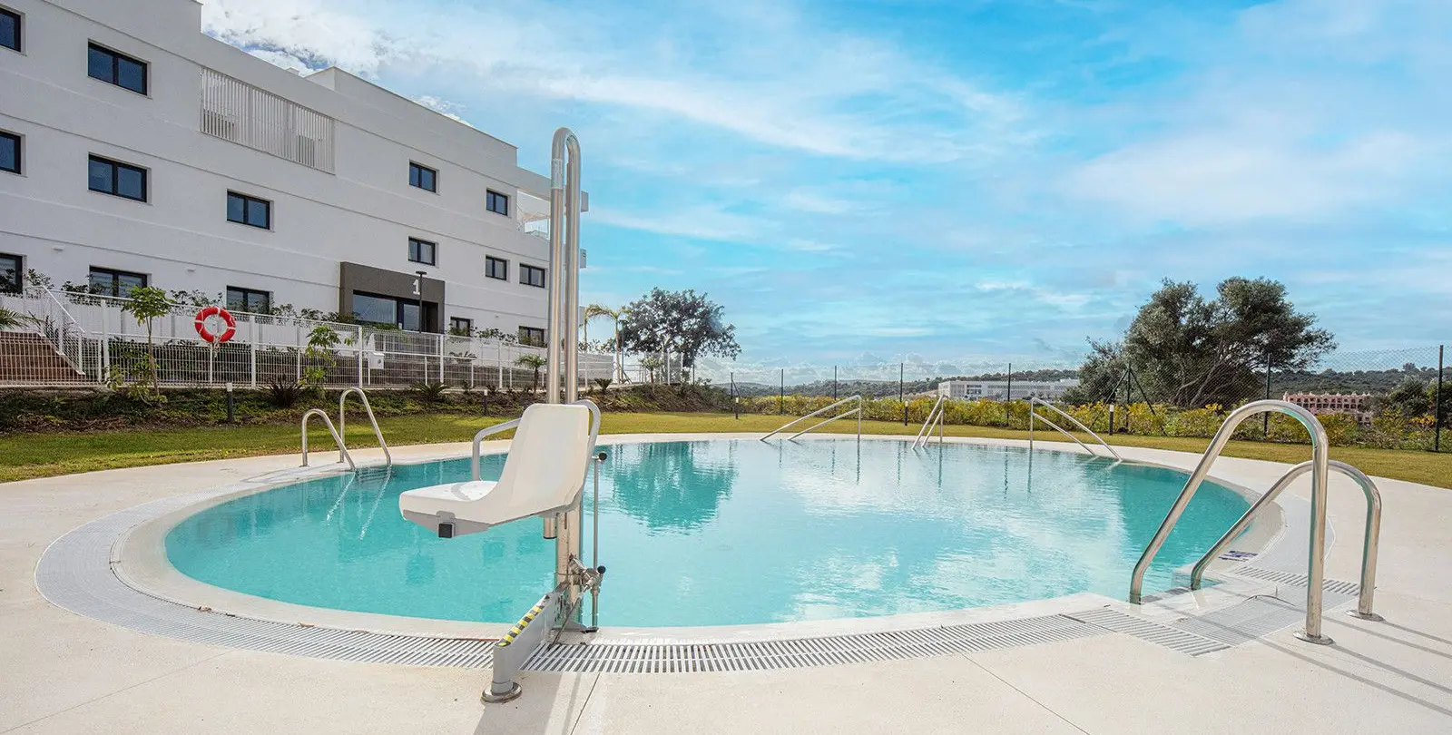 Venta de apartamento en planta media en Estepona 33