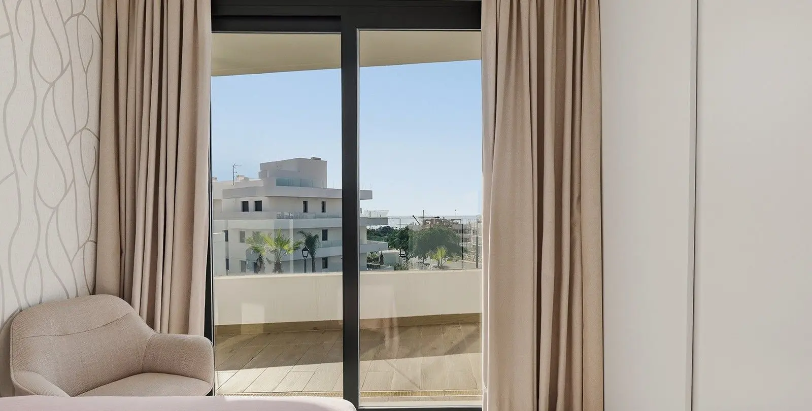Venta de apartamento en planta media en Estepona 35