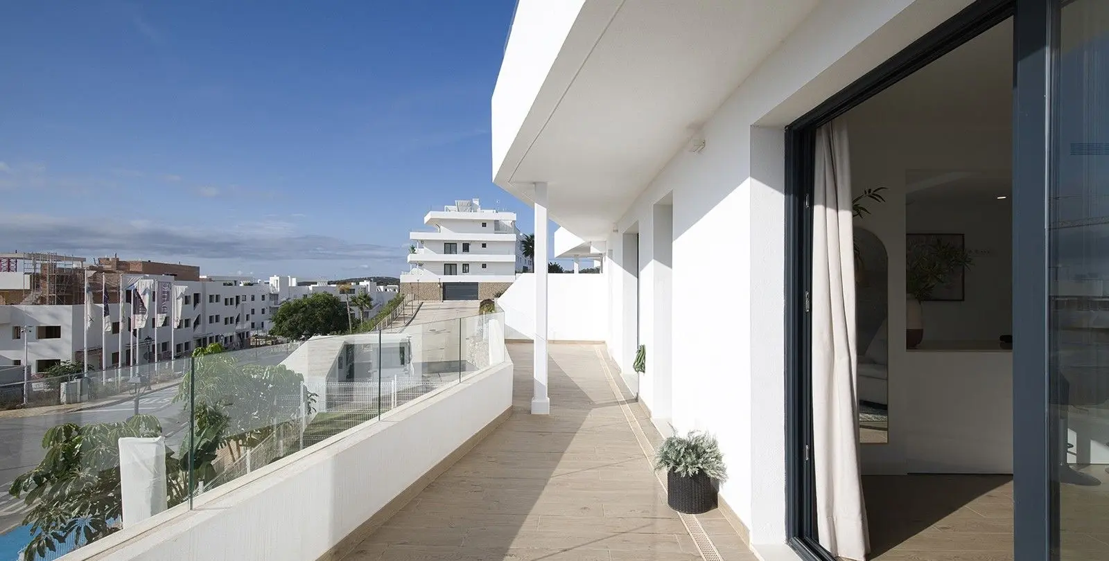 Venta de apartamento en planta media en Estepona 39