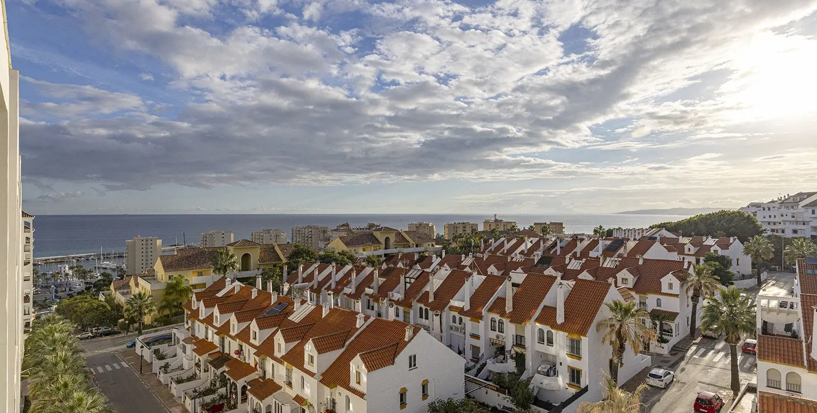 Sale of middle floor apartment in Estepona 1
