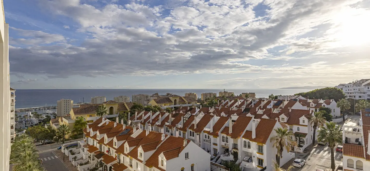 Продажа апартаментов на среднем этаже в Estepona 0