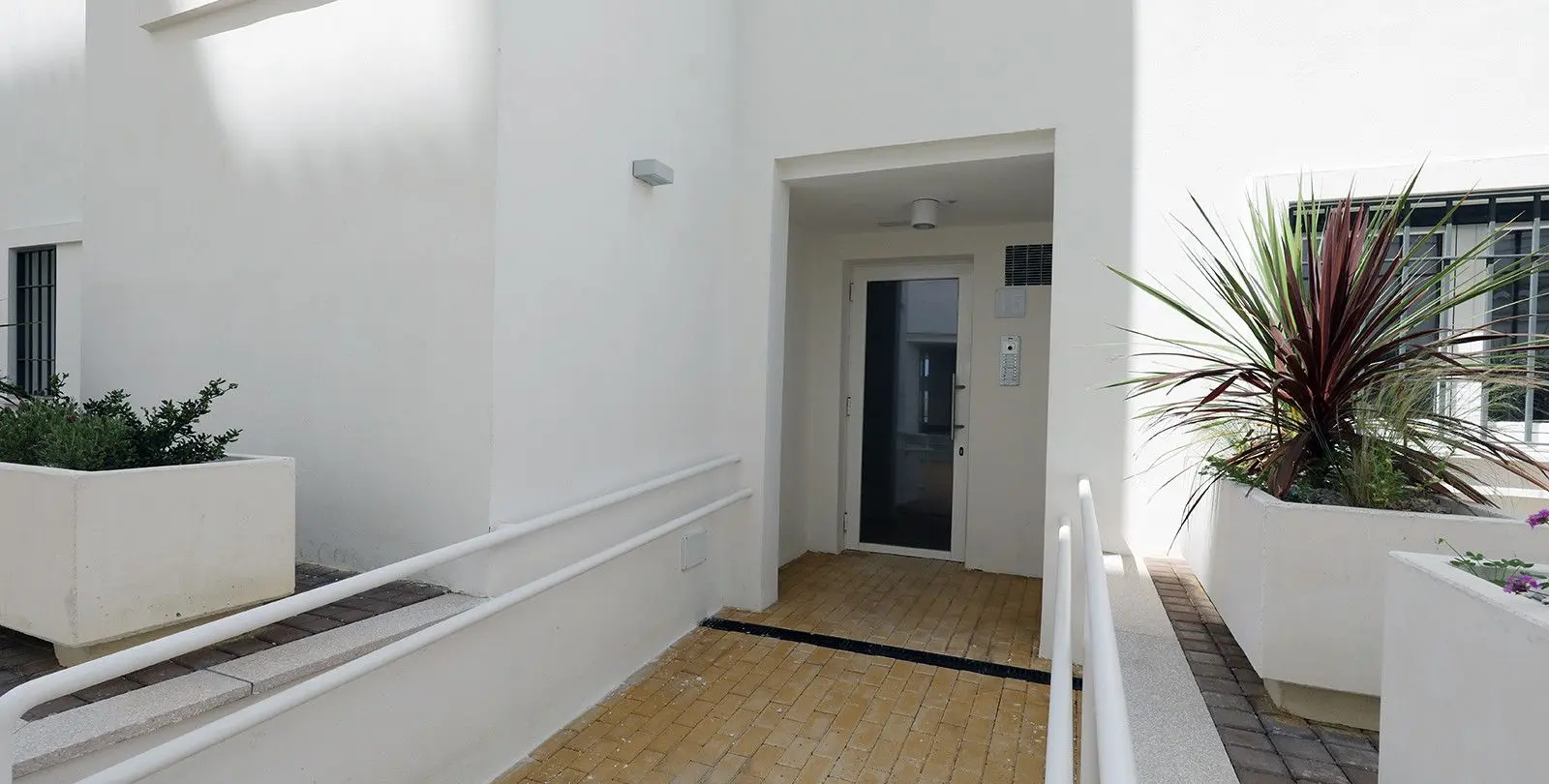 Sale of middle floor apartment in Estepona 6