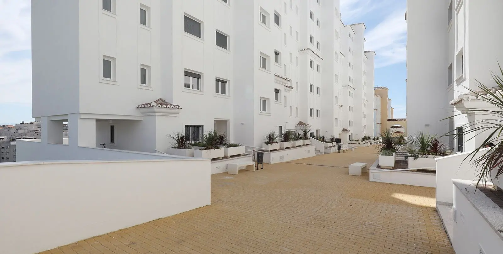 Sale of middle floor apartment in Estepona 8