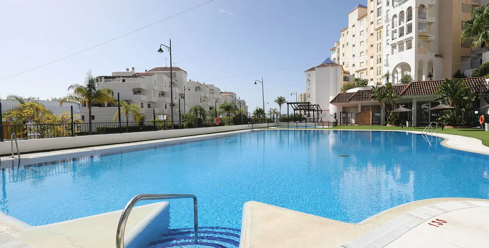 Sale of middle floor apartment in Estepona 14