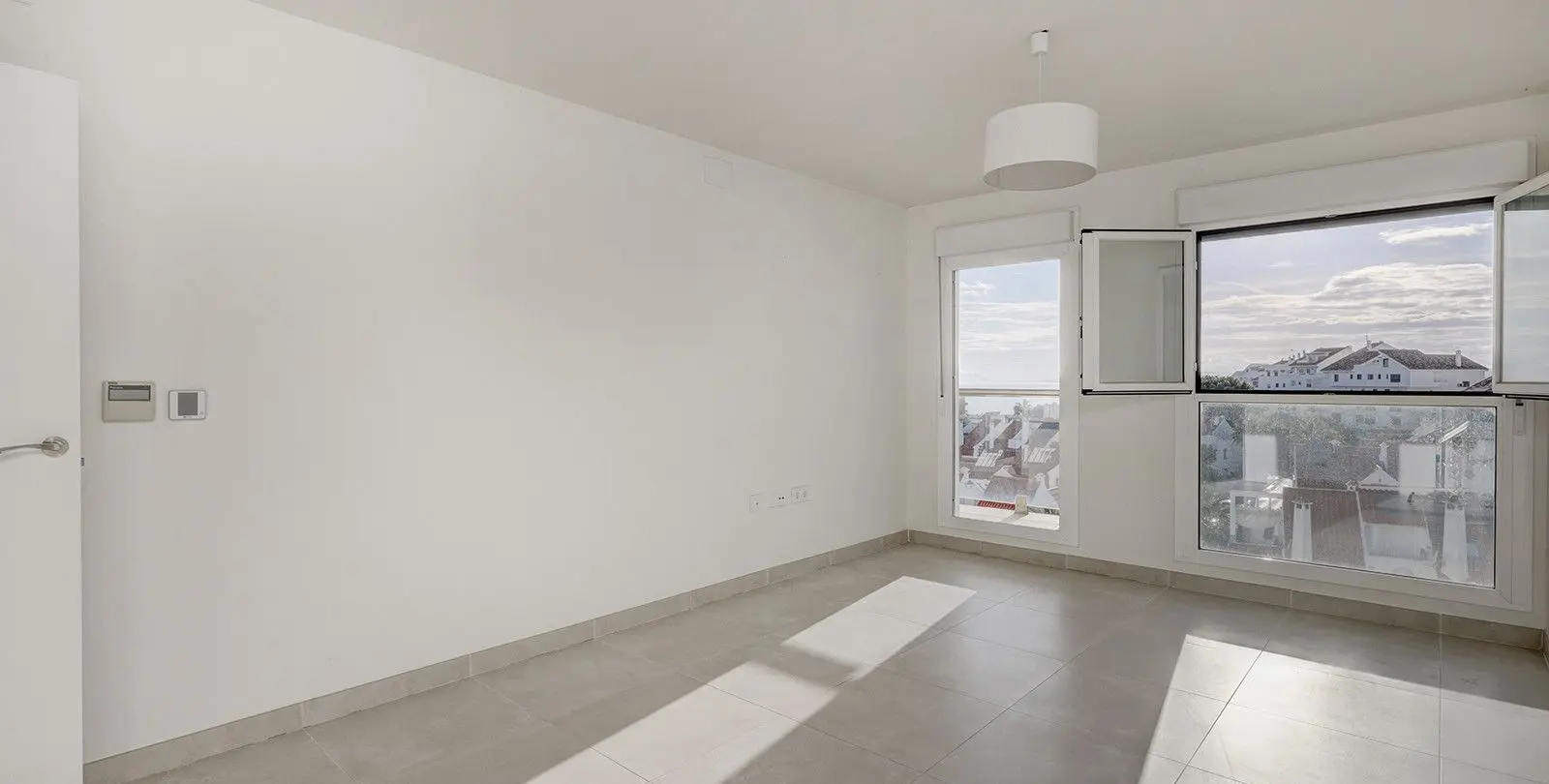 Sale of middle floor apartment in Estepona 18