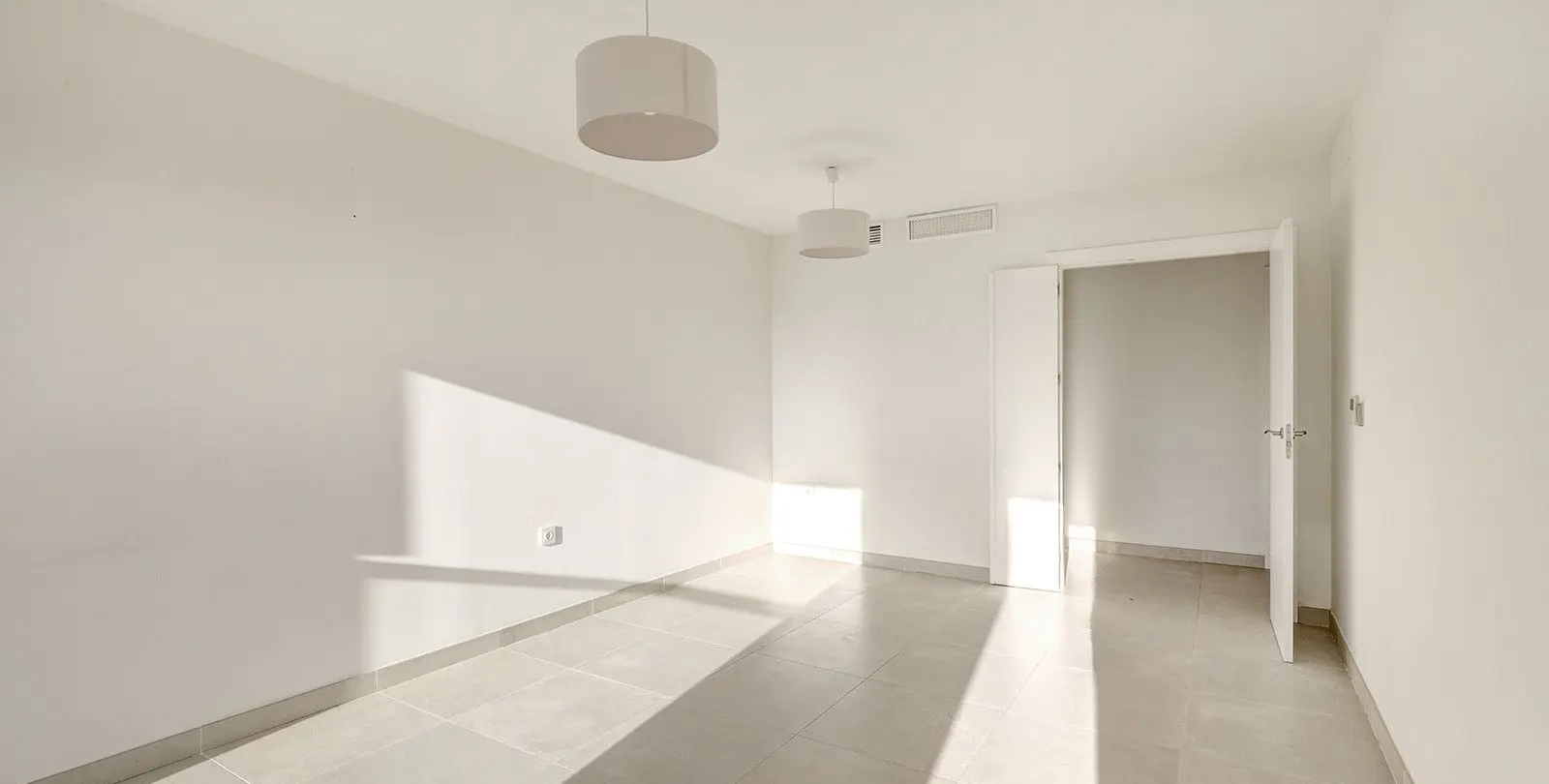 Sale of middle floor apartment in Estepona 20