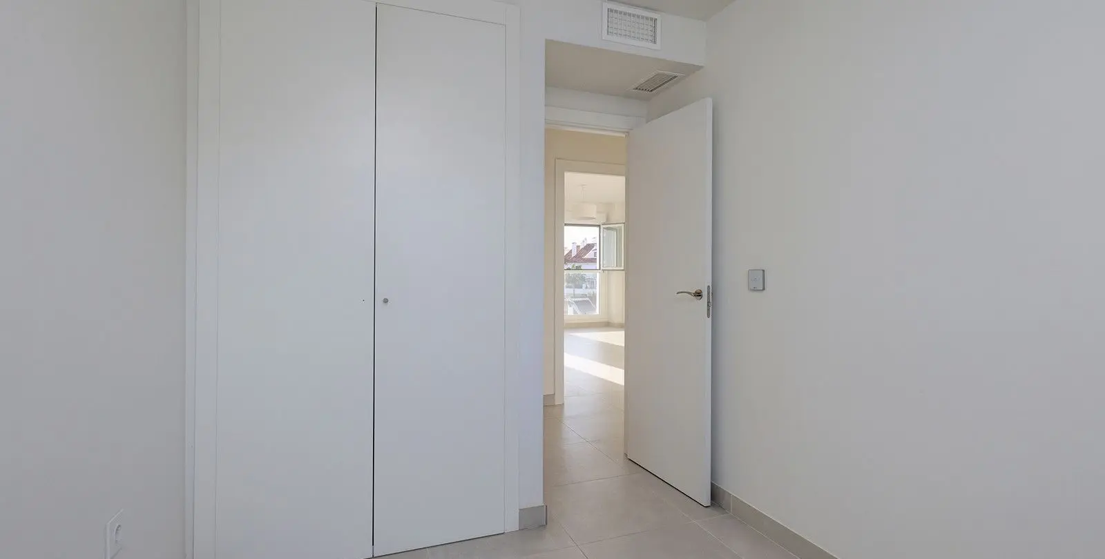 Sale of middle floor apartment in Estepona 30