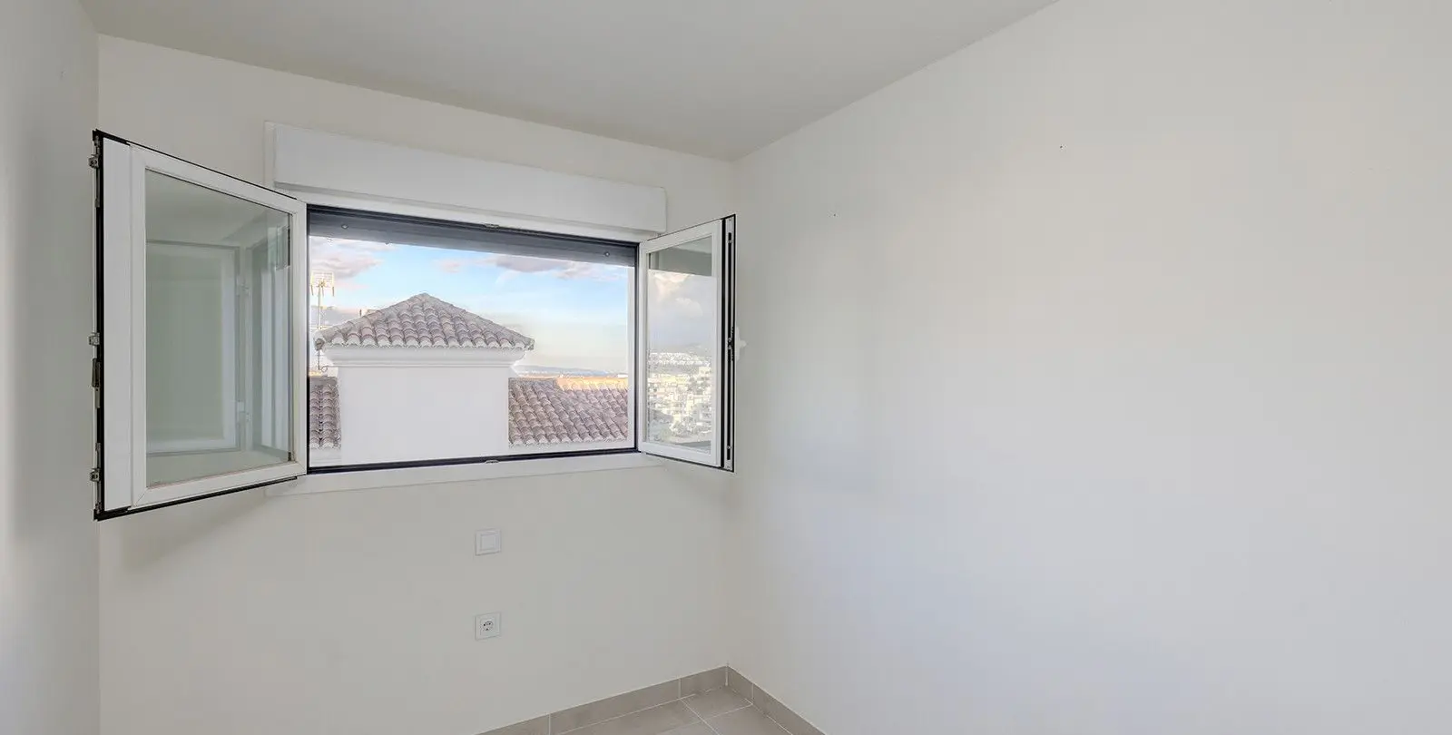Sale of middle floor apartment in Estepona 31