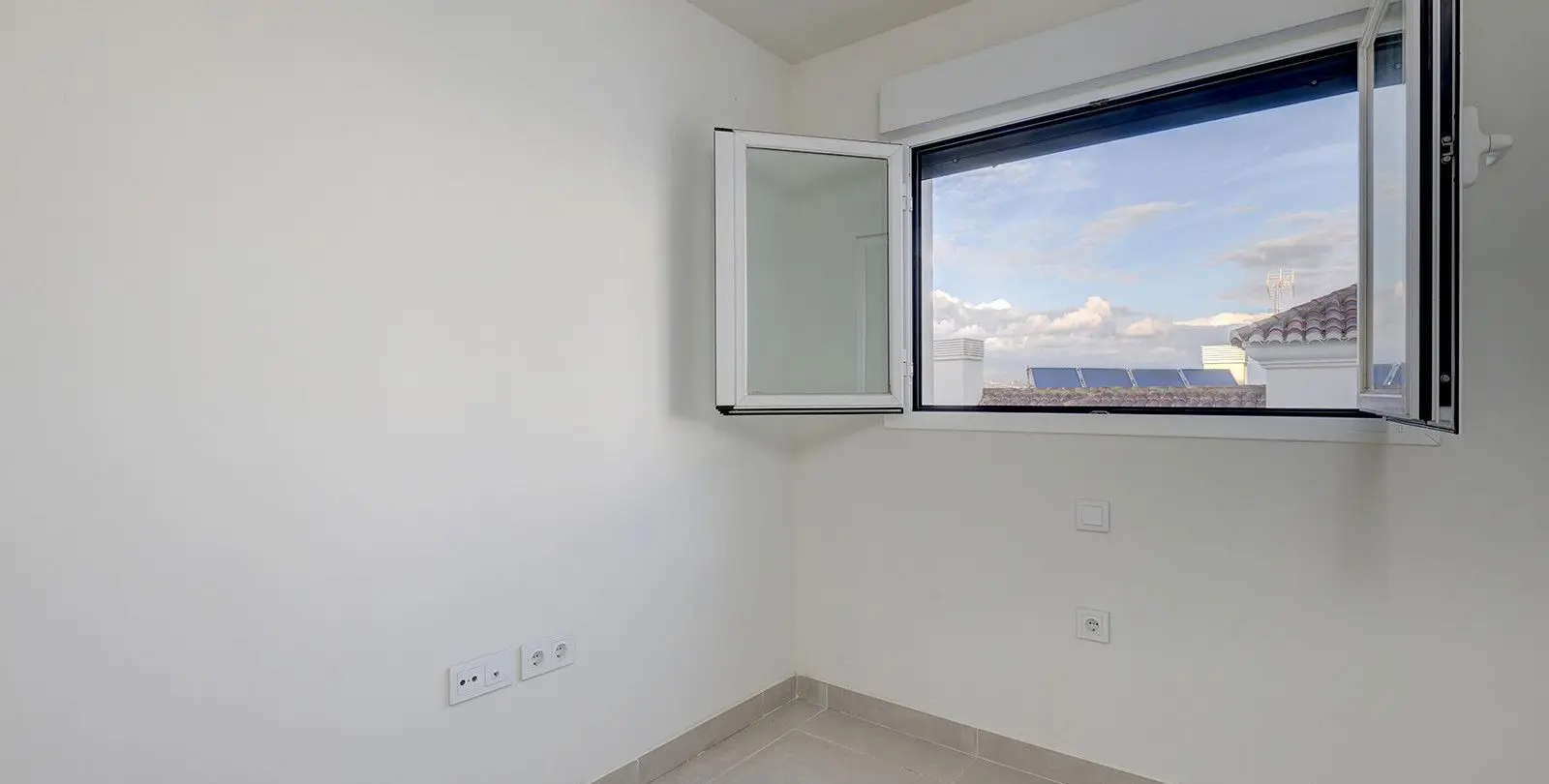 Sale of middle floor apartment in Estepona 32