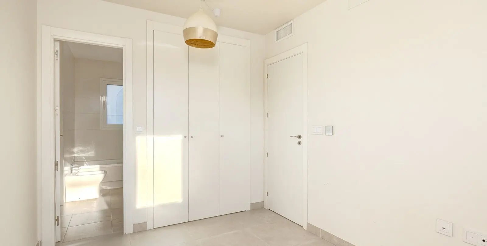 Sale of middle floor apartment in Estepona 37