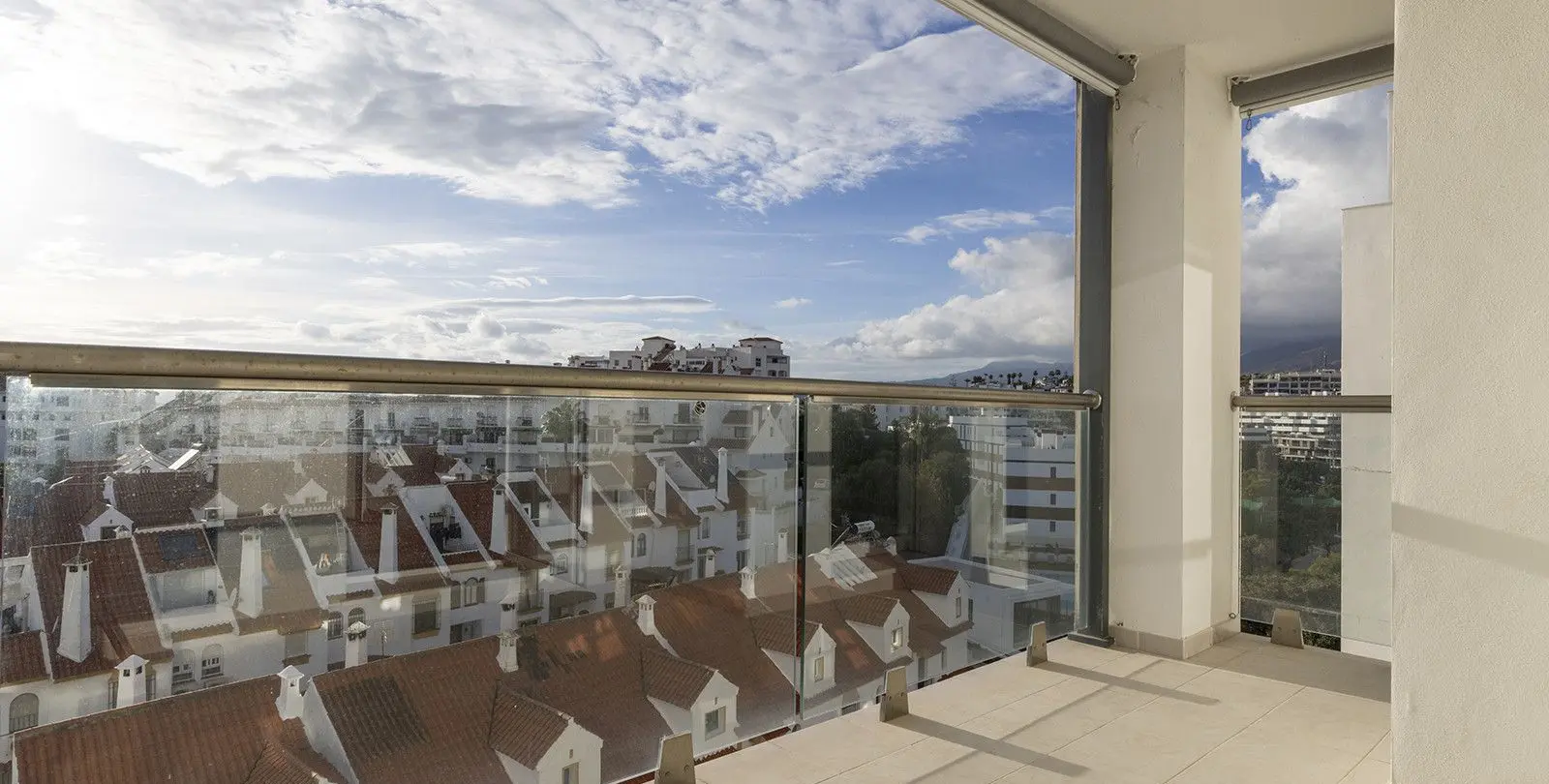 Sale of middle floor apartment in Estepona 44