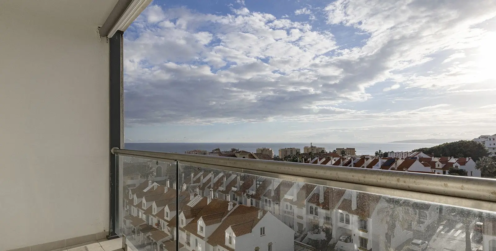 Sale of middle floor apartment in Estepona 45
