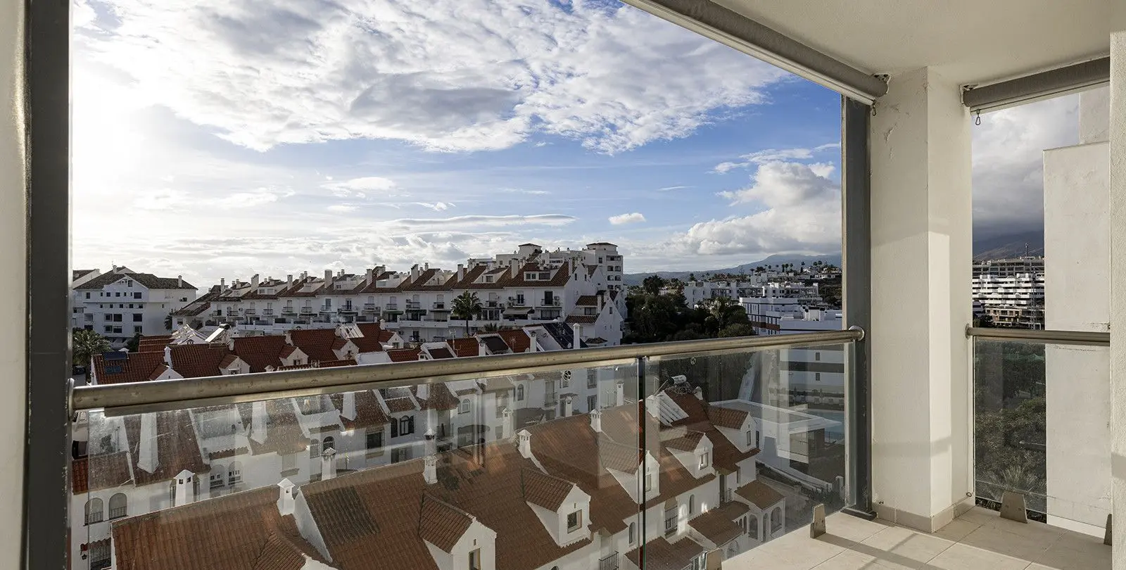 Sale of middle floor apartment in Estepona 46