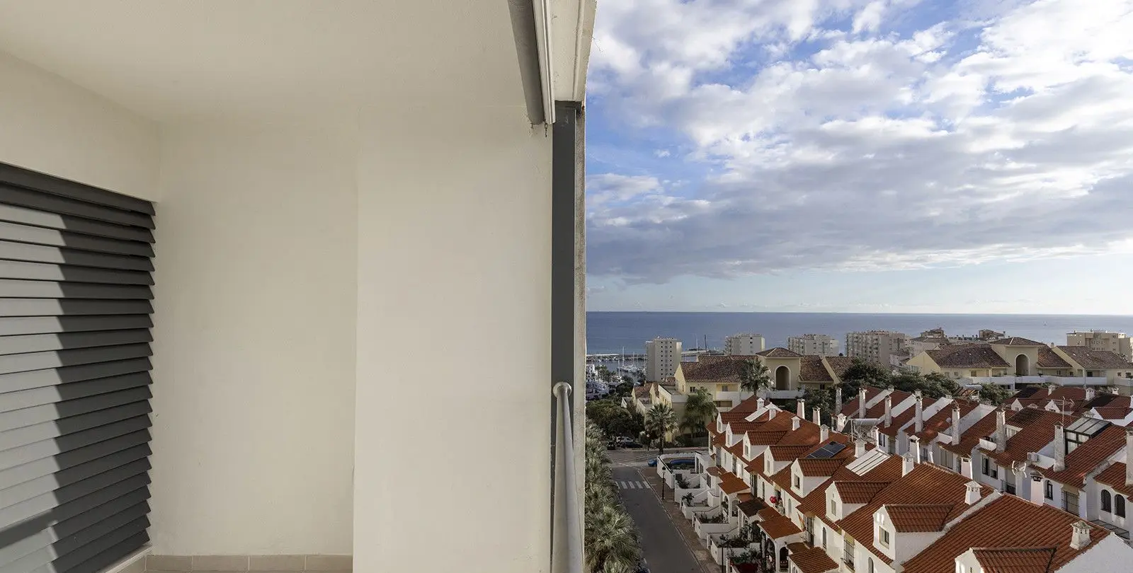 Sale of middle floor apartment in Estepona 47