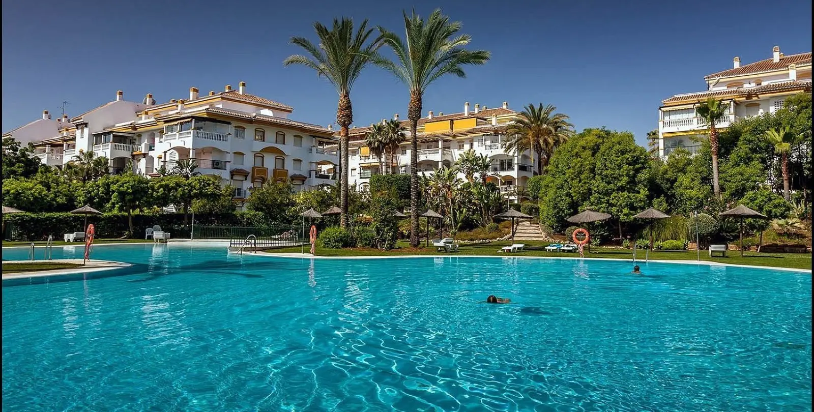 Sale of middle floor apartment in Nueva Andalucía 1