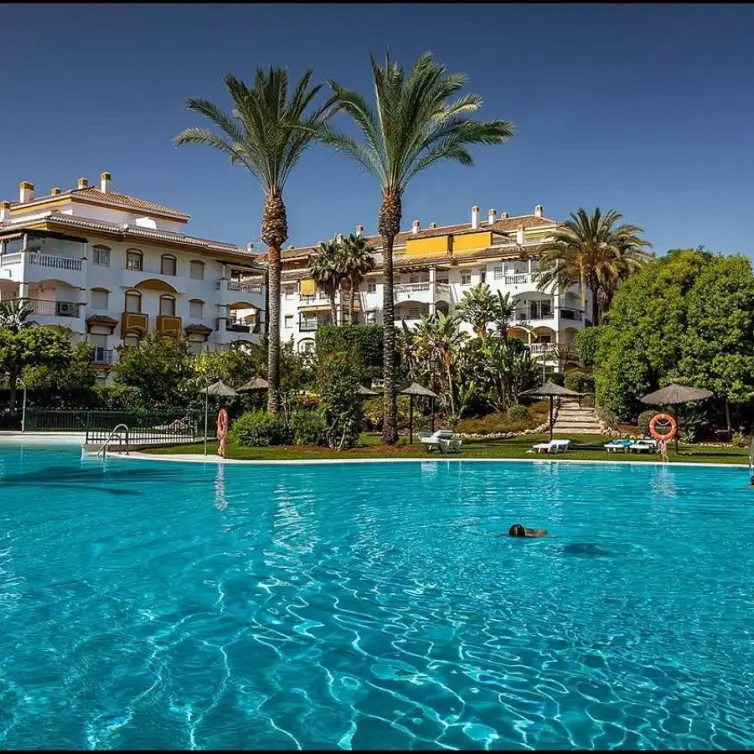 Sale of middle floor apartment in Nueva Andalucía