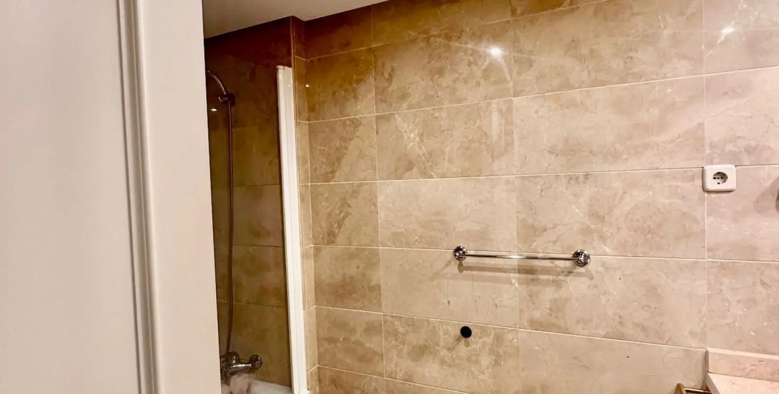 Sale of middle floor apartment in Nueva Andalucía 12