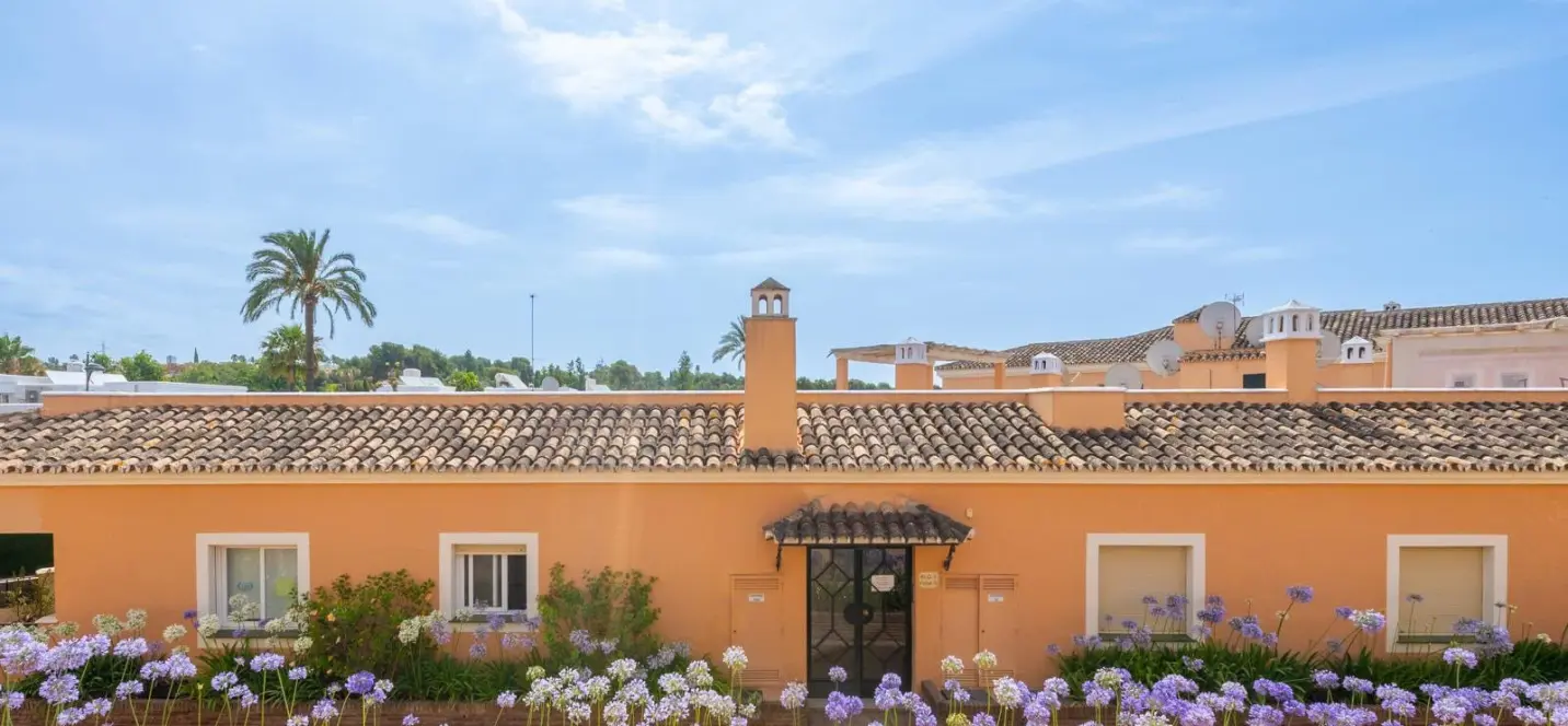 Venta de apartamento en planta media en Nueva Andalucía 3