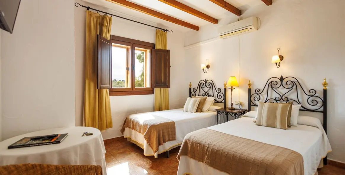 Sale of bed & breakfast in Villanueva de Tapia 41