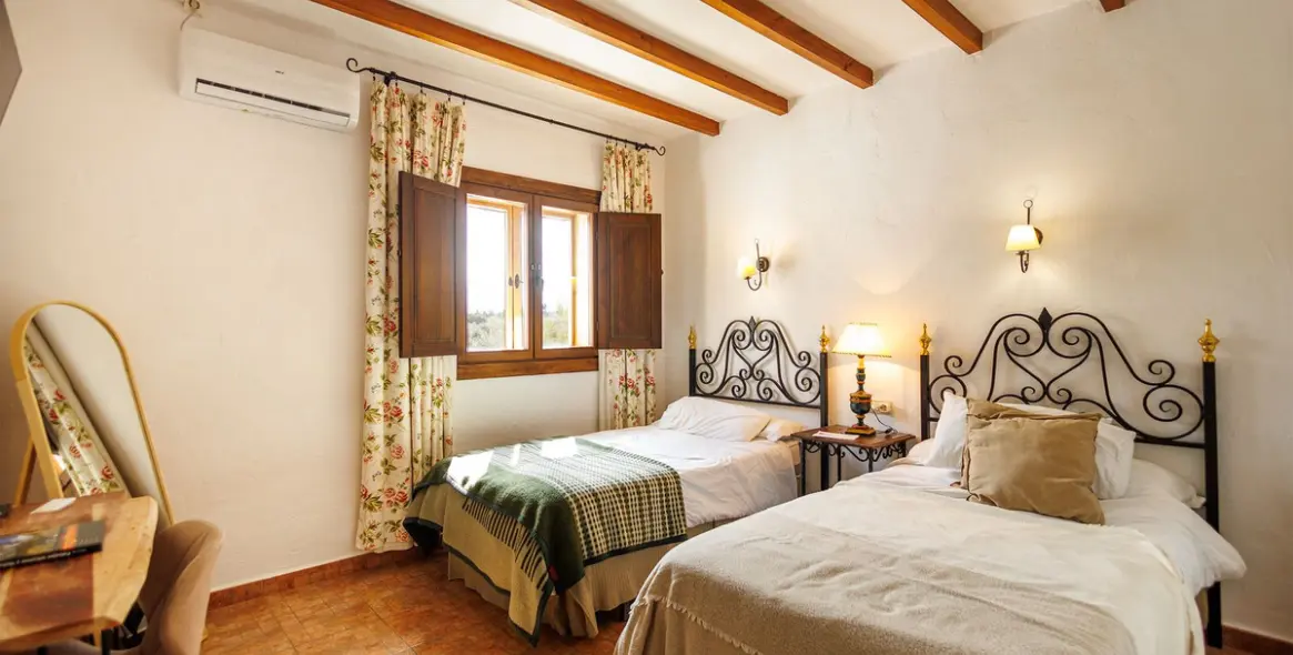 Sale of bed & breakfast in Villanueva de Tapia 66