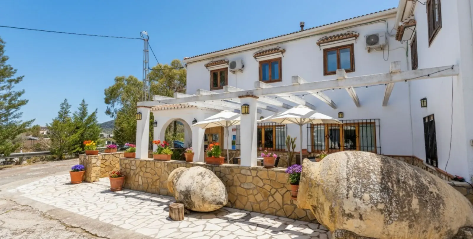 Sale of bed & breakfast in Villanueva de Tapia 1