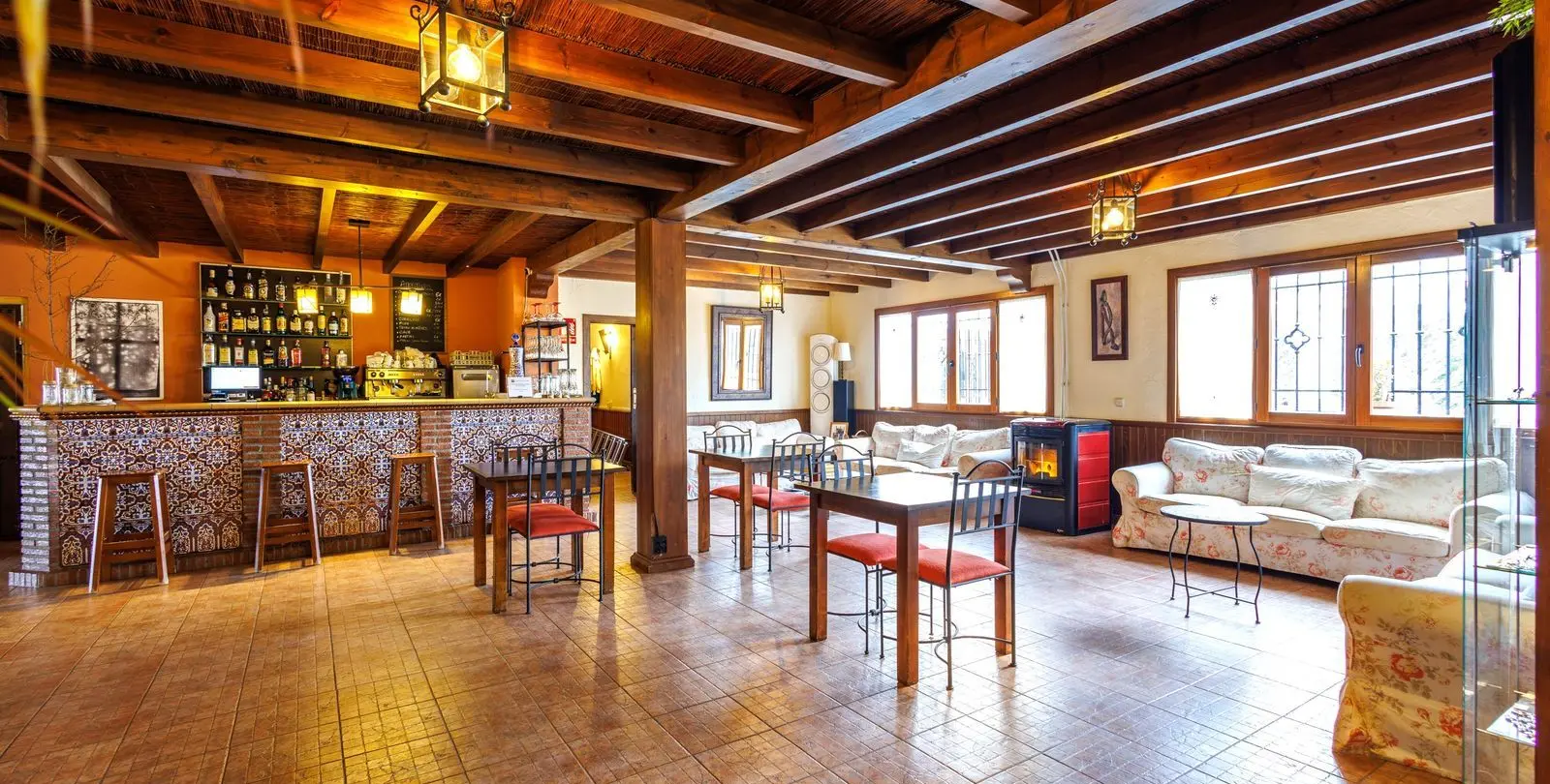 Sale of bed & breakfast in Villanueva de Tapia 2