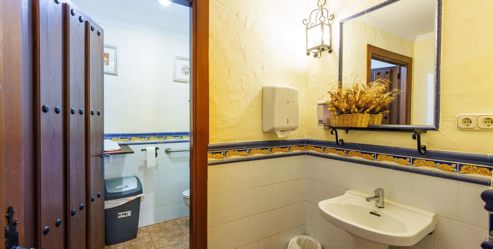 Sale of bed & breakfast in Villanueva de Tapia 21
