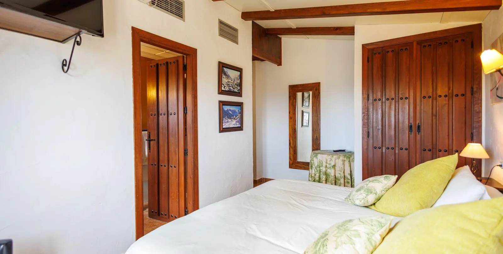 Sale of bed & breakfast in Villanueva de Tapia 33