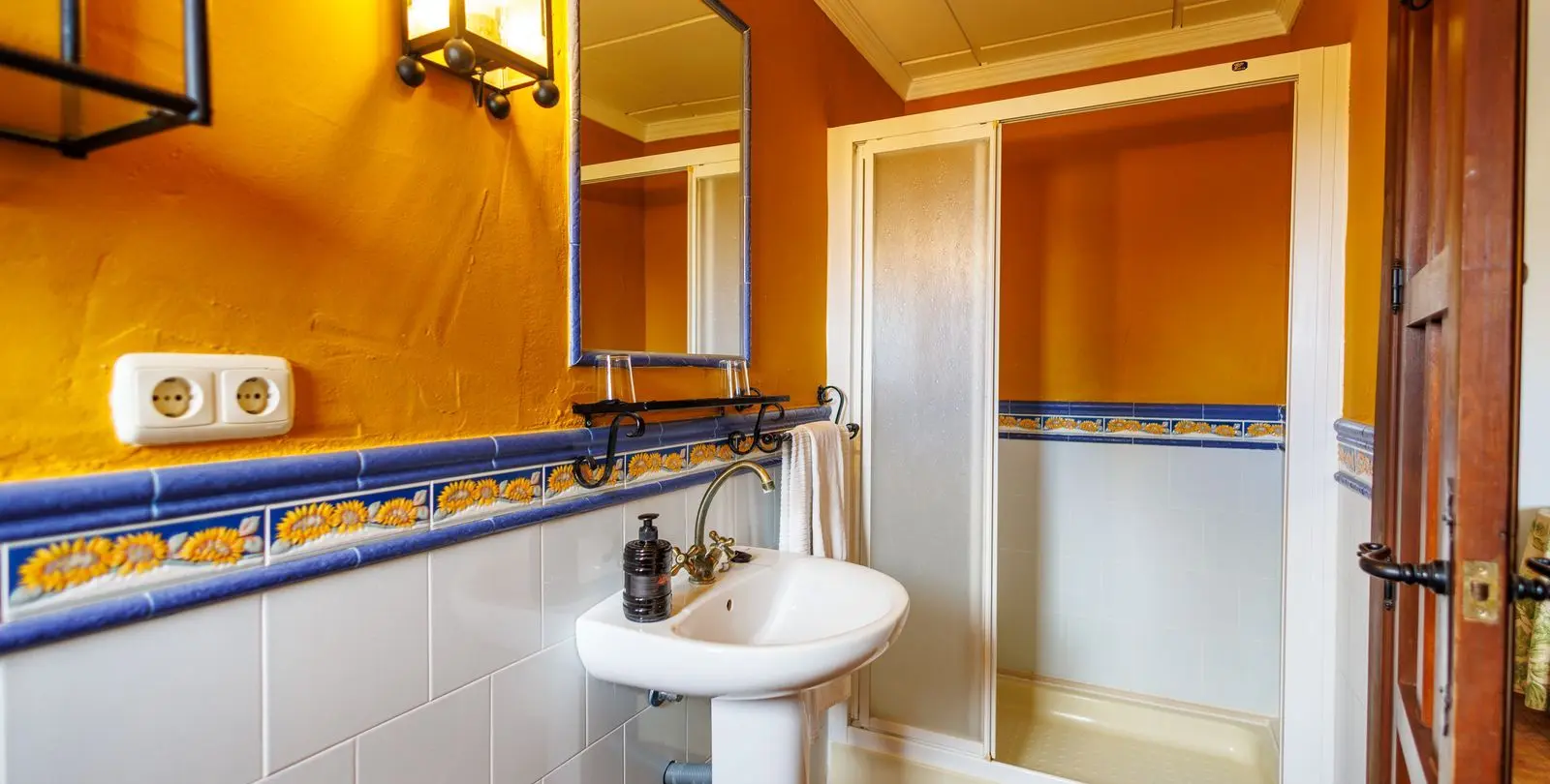 Sale of bed & breakfast in Villanueva de Tapia 35