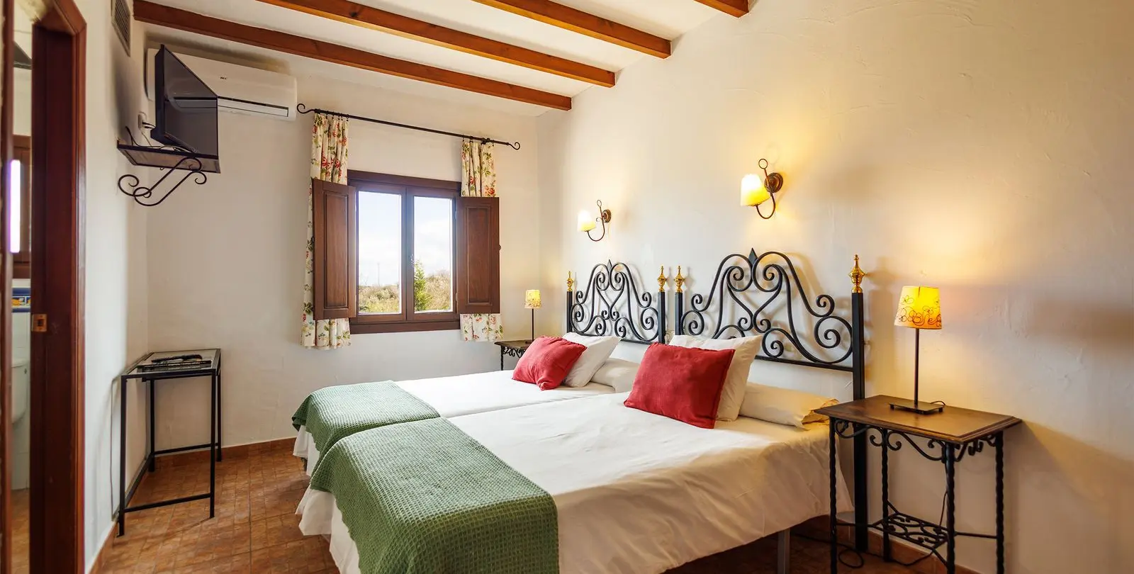Sale of bed & breakfast in Villanueva de Tapia 36