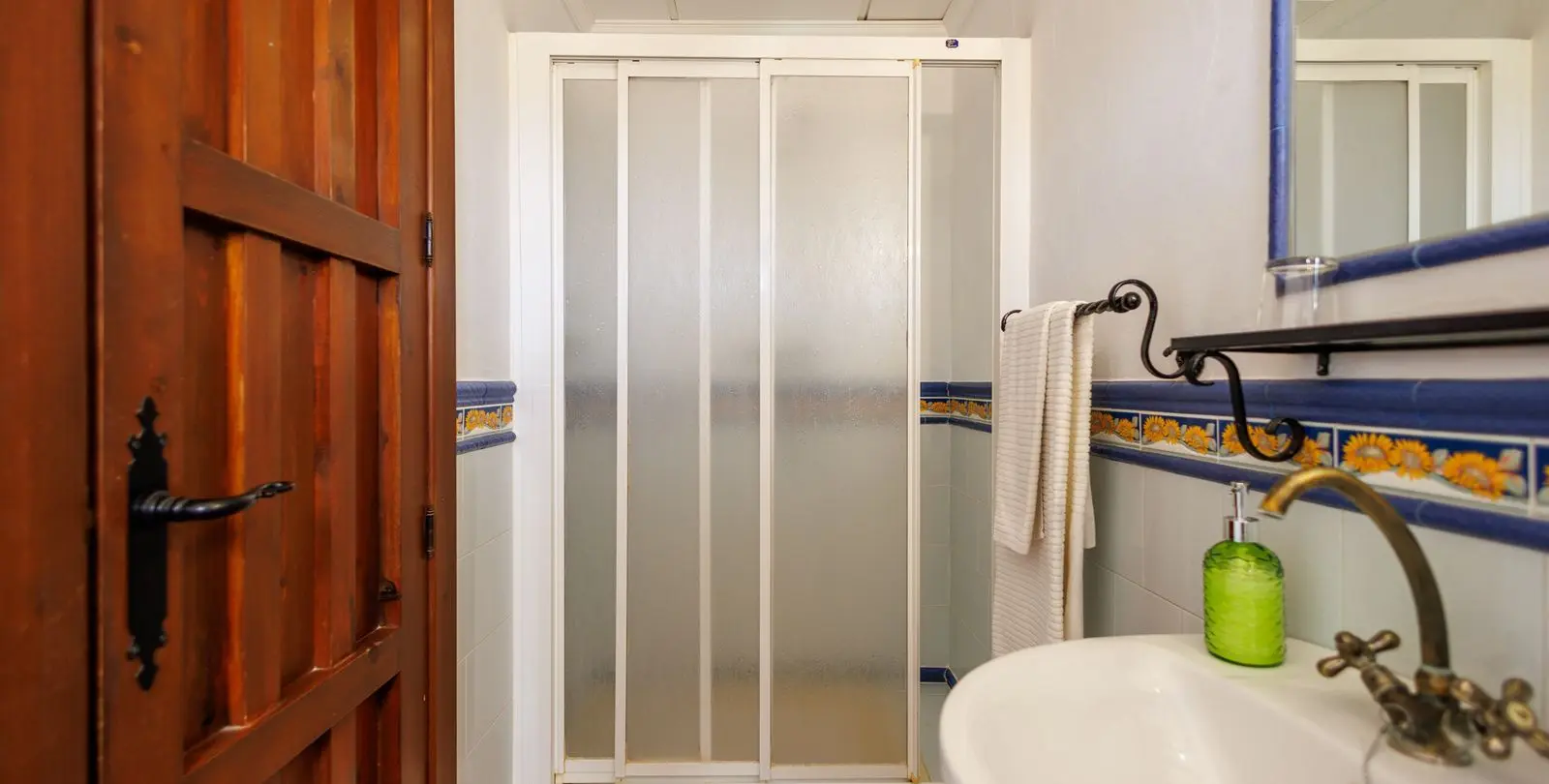 Sale of bed & breakfast in Villanueva de Tapia 39